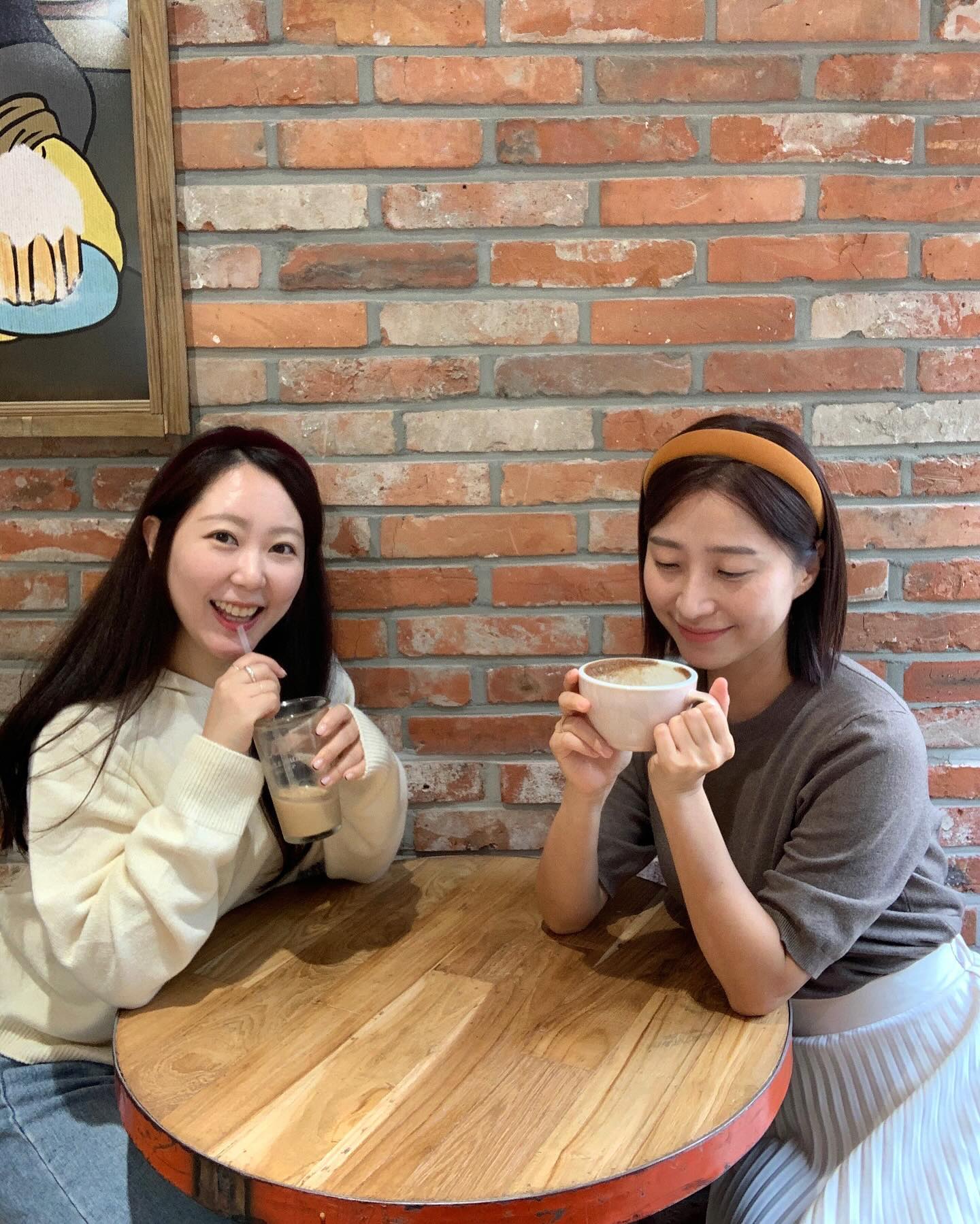 언니랑 사무실 앞에 새로 생긴 신상카페도 가고☕️ 너무 신났다😍 
언니가 매일매일 놀러왔으면 좋겠다🫶🏻
