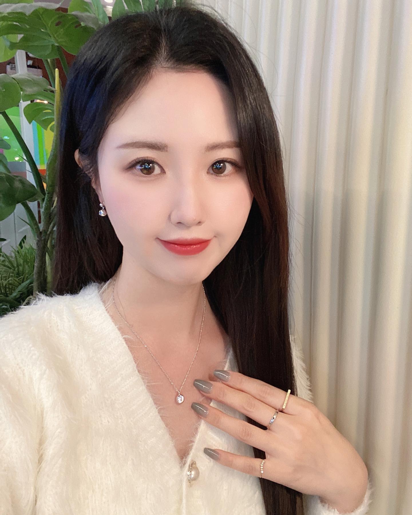 #협찬 

울님들💓

지난 협찬에 이어➰
매 시즌 트렌드를 재해석 하여 풀어낸 오젤의 새로운 컬렉션❕👗💍✨
Ball 시리즈의 ’Ball Cubic Zirconia 귀걸이 목걸이 세트‘ 착용해 봤어요!😍💛

요즘의 도시적이고 세련된 여성들에게 딱 맞게❕
일상적인 아름다움을 주도록 디자인 되어➰
반짝이는 디테일이 돋보이는 미니멀한 스타일,,🫶🏻✨

제가 착용한 귀걸이와 목걸이는 화이트와 골드 색상 두가지로 모델명은 PB112E , PB112N 랍니다,,🩵🤍

🪞PB112 Earring🪄✨

메탈릭한 볼속에 세팅된 큐빅이 포인트로➰
은은하게 흔들리는 유니크한 매력의 이어링❣️

🪞PB112 Necklace🪄✨

메탈릭한 볼속에 큐빅을 세팅해 유니크한 매력으로➰빛에 따라 큐빅이 반짝여 청량감을 주는 팬던트형 목걸이❣️

똑 떨어지는 간결한 디자인이라 데일리룩,오피스룩,데이트룩 어떤 코디와도 찰떡,,😍✨

다른 주얼리와 레이어링 연출해도 이쁨초과였어요!🫶🏻🤍🩵

특별하다는 의미를 담은 오젤은,
무심한 듯 섬세한 감성을 녹여내는 자체 제작 디자인의 컨템포러리 주얼리브랜드❕

이미 다양한 연예인이 착용한 제품으로🌟
자사몰 매거진 카타로그에서도 확인 가능해요!☺️🧡

여러 연예인, 인플루언서들에게 사랑받고 있는 브랜드라➰
최근 더현대서울, 현대 압구정점, 현대판교 등 에서 팝업스토어 진행까지,,👍🏻✨

일상 속에 오래도록 함께하고 싶은 나만의 특별한 감성을 담은 오젤 주얼리로 행복한 일상을 함께해봐요!😘💛🧡💚🩵

🪞w컨셉, 아몬즈에 입점
🪞매장 : 잠실 롯데월드몰 1층 

🛍️ https://m.ozel.co.kr/

ozel_official_

ღ 이 글은 광고주로부터 제품을 제공받아 작성되었습니다 ღ

#오젤주얼리 #데일리패션 #셀럽귀걸이 #패션귀걸이 #볼귀걸이 #심플귀걸이 #볼목걸이 #귀걸이추천 #주얼리팝업스토어 #패션주얼리 #오피스룩 #데일리룩 #주얼리브랜드#드롭귀걸이#귀걸이쇼핑몰 #첫줄 #첫줄반사#셀카 #셀기꾼 #셀스타그램 #얼스타그램 #셀스타 #얼스타 #일상스타그램 #일상 #데일리 #ootd #오오티디