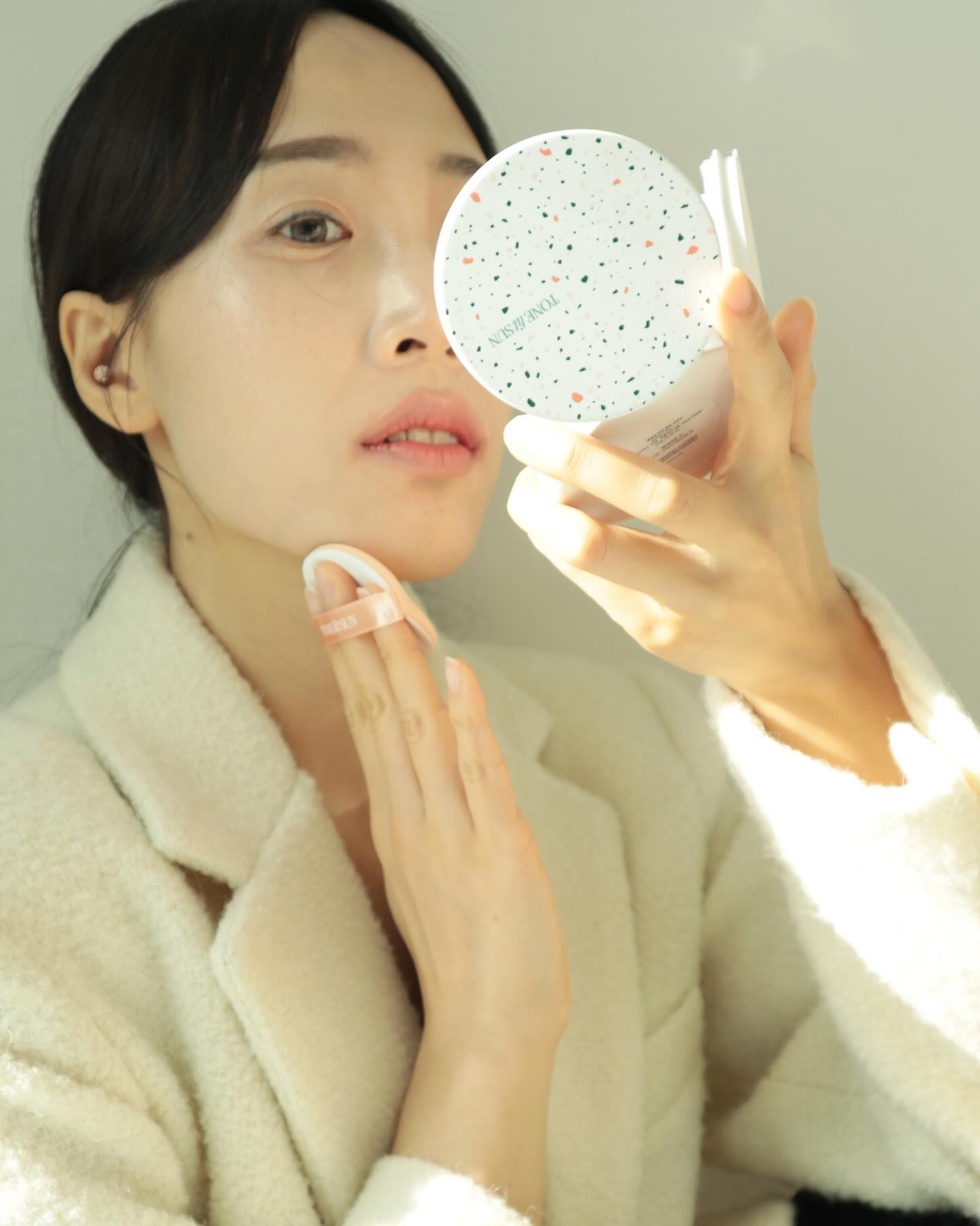 광고 자연스러운 피부표현이 대세인 만큼 파데프리 해보고 싶은데 내피부는 그럴 급?이 아니다,,,, 라고 생각든다면 오늘 제가 #올리브영쿠션 으로 알려드리는 톤핏선 테라조쿠션 사용해보세요. 

촉촉함이 모공이나 요철 매끄럽게 커버히고 세미매트 마무리감이 깔끔한 피부표현을 해주는 파데프리쿠션🙌🏻
🔗로와제이tip
- 테라조 쿠션 한겹 얇게 바르기! (퍼프 끝쪽만 묻혀 전체 커버 한 뒤 덧바를것!)
- 진한잡티, 넓은 모공을 완벽 커버 하려면 컨실러 혹은 bb소량 스팟으로 발라주기

저 지금 톤핏선 쿠션에 진한 잡티 한두곳만 컨실러 조금 발랐는데 내추럴한 무드로 메이크업 완성이죠🙌🏻
핑크베이지톤이라 톤을 자연스럽고 예쁘게 끌어올려 파데프리 가능한 쿠샨이에요.
운동/여행/내추럴한 무드 연출하고 싶을때 꺼내보세요.

📣~1/31까지 올영 30% 할인 + 추가 10%할인이라 15,120원 구매 가능합니동!

#톤핏선 #올영세일 #파데프리 #테라조쿠션 #메이크업베이스