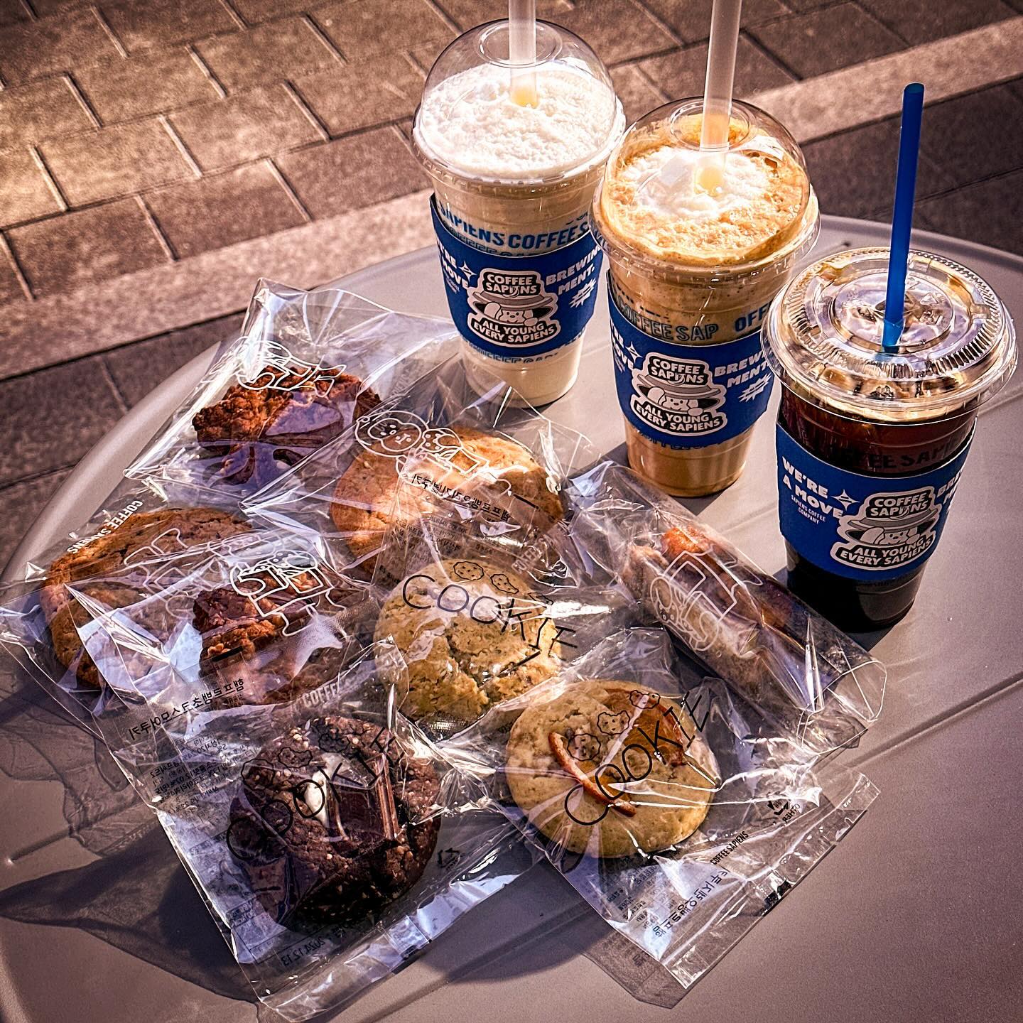 #광고 내 찐 단골맛집🫶
커피부터 쿠키까지 다 사랑해💗

✨커피사피엔스✨
( sapiens_cff )

날이 살짝 풀리고 핫하니까
자연스레 찾는 쉐이크,,,🥤

이 집 밀쉐 찐하고 달달해서
쭉 들이키면 눈이 확 떠지고
설레임 들이키는 맛이거든요💘

카페인 필요하면 밀쉐에다가
샷 추가된 커피밀쉐 추천☕️

갓성비 그 자체 아메리카노는
꼬소하고 짙은 맛 B원두 픽✨

여긴 쿠키 진짜 잘하는 집이라
올 때마다 전메뉴 다 터는데
빠짐없이 다 맛있는 집🍪

쿠키 속재료가 완전 가득해서
씹을 때마다 입에서 파티하는
식감에 풍미 가득이라 사랑해💗

커피사피엔스 진짜 자주 가는데
나 찐단골으로 인정해줘⭐️

by #FREEMEEOM inflca

-
#커피사피엔스 #coffeesapiens #힙한카페 #커피맛집 #상암동클라쓰 #커스텀마이징카페 #인플카 #신상카페 #신상카페맛집 #커피사피엔스여의도시그니티점 #여의도카페맛집 #여의도카페 #여의도쿠키 #여의도맛집추천 #여의도직장인맛집 #여의도직장인 #여의도맛집베스트 #맛스타그램#먹스타그램#먹방스타그램#먹팔#먹스타맞팔#좋반#먹반#온더테이블#푸드스타그램#맛집스타그램