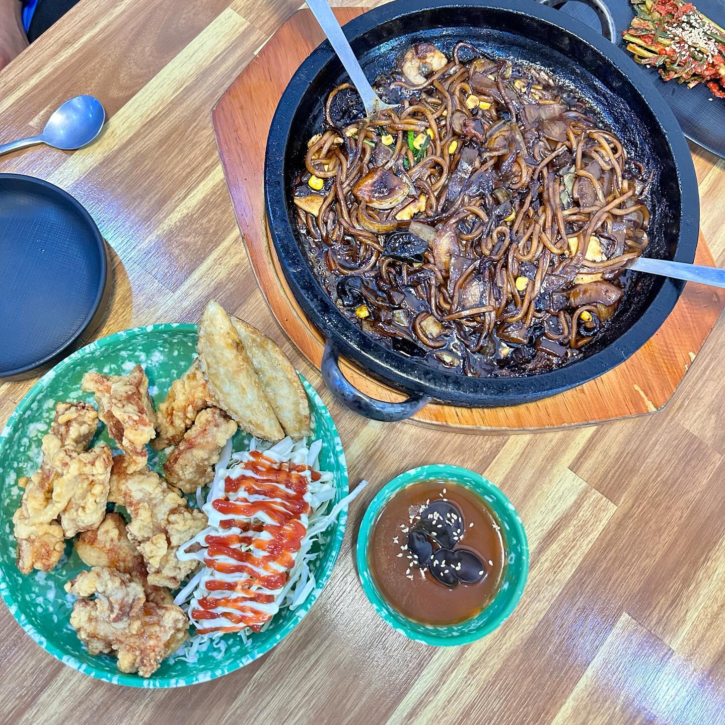#협찬 

전부터 주위에서 워낙 맛있다고 많이 말을 해줬었는데,
짜장이 다 거기서 거기지~ 배달시켜먹음되지 뭘 가서먹어!
했었던 과거의 저 왕후회하고왔쑴댜 ……

일단 돌짜장 .. 그냥 짜장이랑은 차원이 달라요 그냥 아예 다른메뉴에요✨
나오자마자 침한번 꼴깍, 볶아주시는데 침 줄줄 흘릴뻔했오요🤤

아 그리고 볶음밥은 정말 무!조!건! 임미댜 !!🫶🏻
불맛도 나고 짜장맛도 나고 그냥 뭐라 표현을 못하겠어요 ….
방금 먹었는데 또 먹으러 튀어가고싶은맛!!!

거기다 매장을 얼마나 깨끗하게 유지하시는지 완-전 청결 그자체더라구요😇
사장님뿐만 아니라 직원분도 너무너무너무 친절하셔서 기분좋게 아주 배부르게 먹고 왔어용

🔖 목포돌짜장 mokpodoljjajang 
전남 목포시 평화로 102 1층
11:00-20:00 (15:00-17:00 브레이크타임)
.
#목포맛집 #목포핫플 #목포가볼만한곳 #목포데이트 #평화광장 #평화광장맛집 #평화광장핫플 #목포목포여행 #목포맛집추천 #목포맛집투어