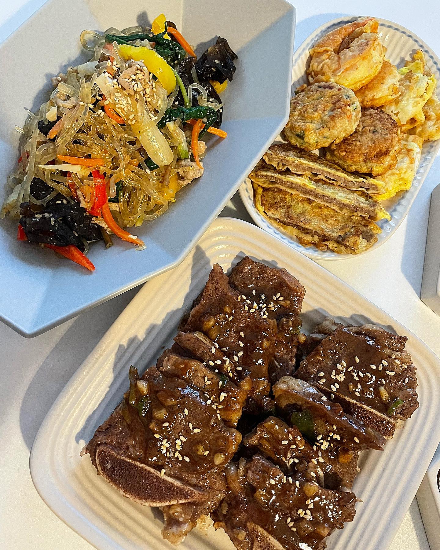 설날 잘 보내셨나요😊?!
민하부부는 결혼하고 첫 설날이였어요🤍
그래서 더 정신없이 지나간것 같아요🥹

이번주는 양가 어머님들이 챙겨주신
음식만 먹어야 할 것 같아요🤣

아주 터질것 같은 냉장고 보고 있으면
든든합니다😁❤️

내일은 또 출근이라 슬프지만
3일만 나가면 또 주말이니 힘내봅니당🙌🏻!!
