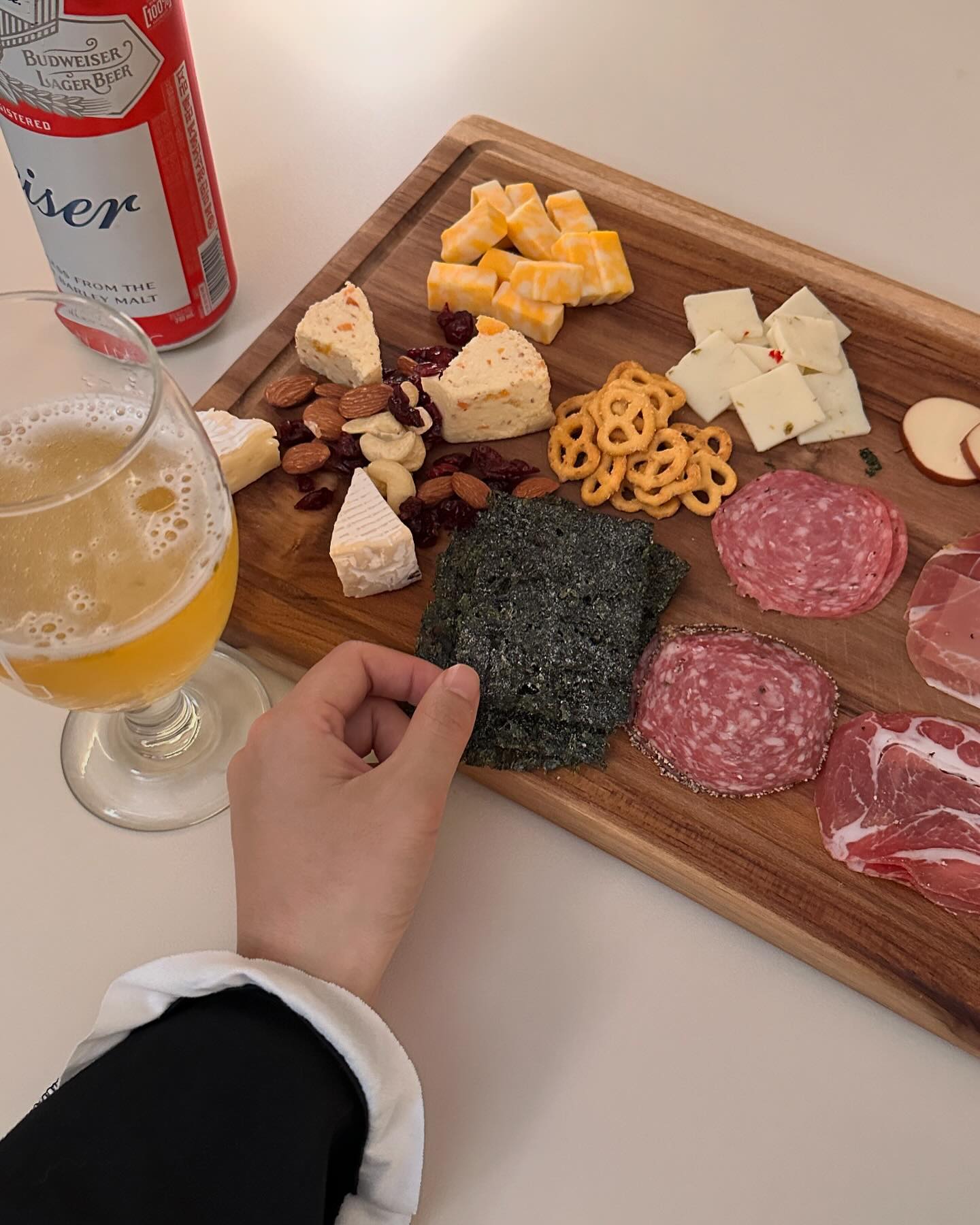 주말 마무으리는
치즈플래터🧀와인🍷 맥주🍺

주말 잘 보내셨나요 😌
영화 한편보면서
마무리하고 자려고요

와인을 꺼내긴 했는데...
와알못에......
따기 구찮아서
맥주만 먹었다는 진실 🤣

날씨가 좋아서 좀 돌아다녔더니
완전 피곤해요
주말 마무리 잘하시고 우리
4월에 만나요!!!♥

🏷 도마는 L사이즈 사용
트러플김은 4월4일 오픈입니다❤
트러플김은 와인과도 환상의 짝꿍이라고👍🏻

.
.
.
.
.
#주아살림 #살림공구 #공구예고 #공구마켓 #티크우드도마 #우드도마 #나무도마 #도마추천 #살림팁 #살림템 #주방템 #나무도마관리 #티크우드조리도구 #주방스타그램 #주방용품 #살림살이
#트러플김 #김공구 #치즈플래터 #맥주안주 #와인안주 #안주스타그램