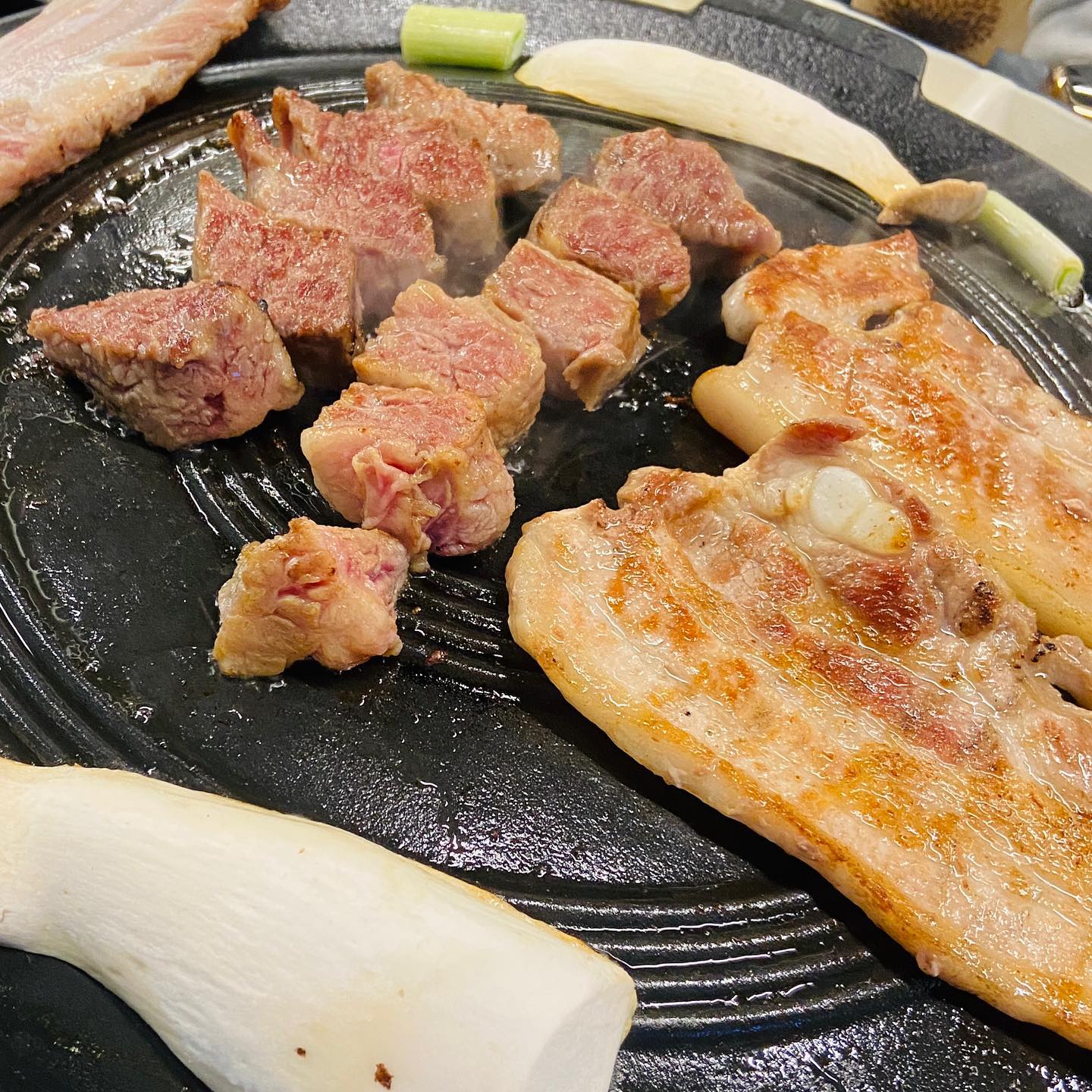 우백우대갈비🥓🍗
.
고기를 직접 구워주셔서 편안하게 맛있는 고기 즐기고 왔어요~~‼️
.
지축역 바로 앞에 위치하구요~
.
야외쪽에 캠핑의자도 있어서 캠핑분위기 뿜뿜해요~
.
우대갈비! 진짜 입에서 살~살녹아요!!
.
된장찌개랑 밀면도 존맛🥰
.

각종 모임이나 회식장소로 추천합니다😆

#지축맛집 #지축역맛집 #삼송맛집 #고양시맛집 #우대갈비맛집

🏡경기 고양시 덕양구 안진4길 16 (지축동) 1층 우백우대갈비