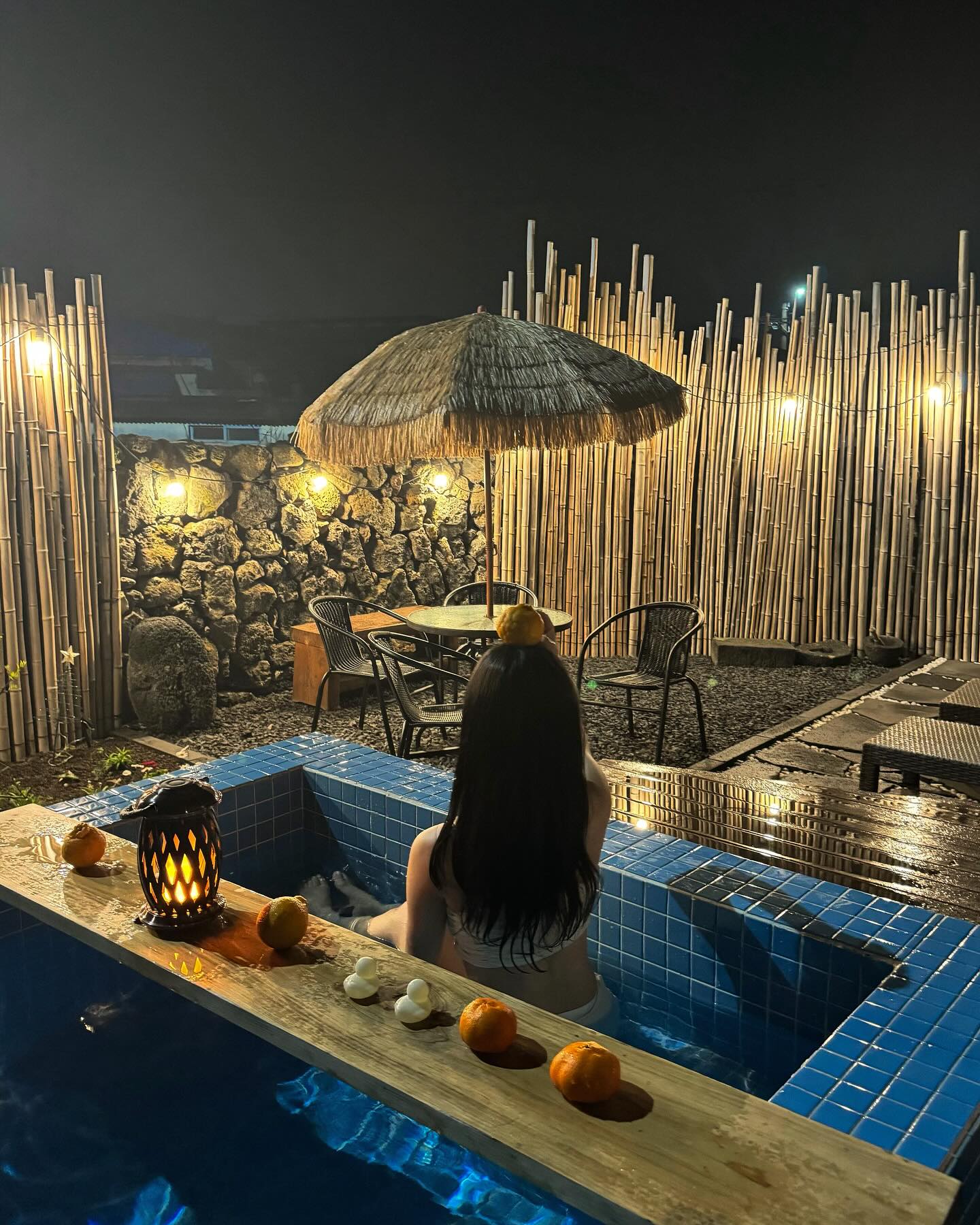 제주의 마지막 피드 / 숙소제공

아늑한 시골 감성숙소 소안재 🏡
저녁에 보는 테라스 자쿠지가 진짜 예뻐요…🥹🥹

물놀이 이후 밤부터 열이 나서 
아린이가 고생은 했지만,,,.🥲
제주에서 가장 기억에 남는 장면이라면
바로 소안재 자쿠지에서의 시간 🤍

#제주소안재 #제주자쿠지숙소 #아이랑제주 #엄마랑딸