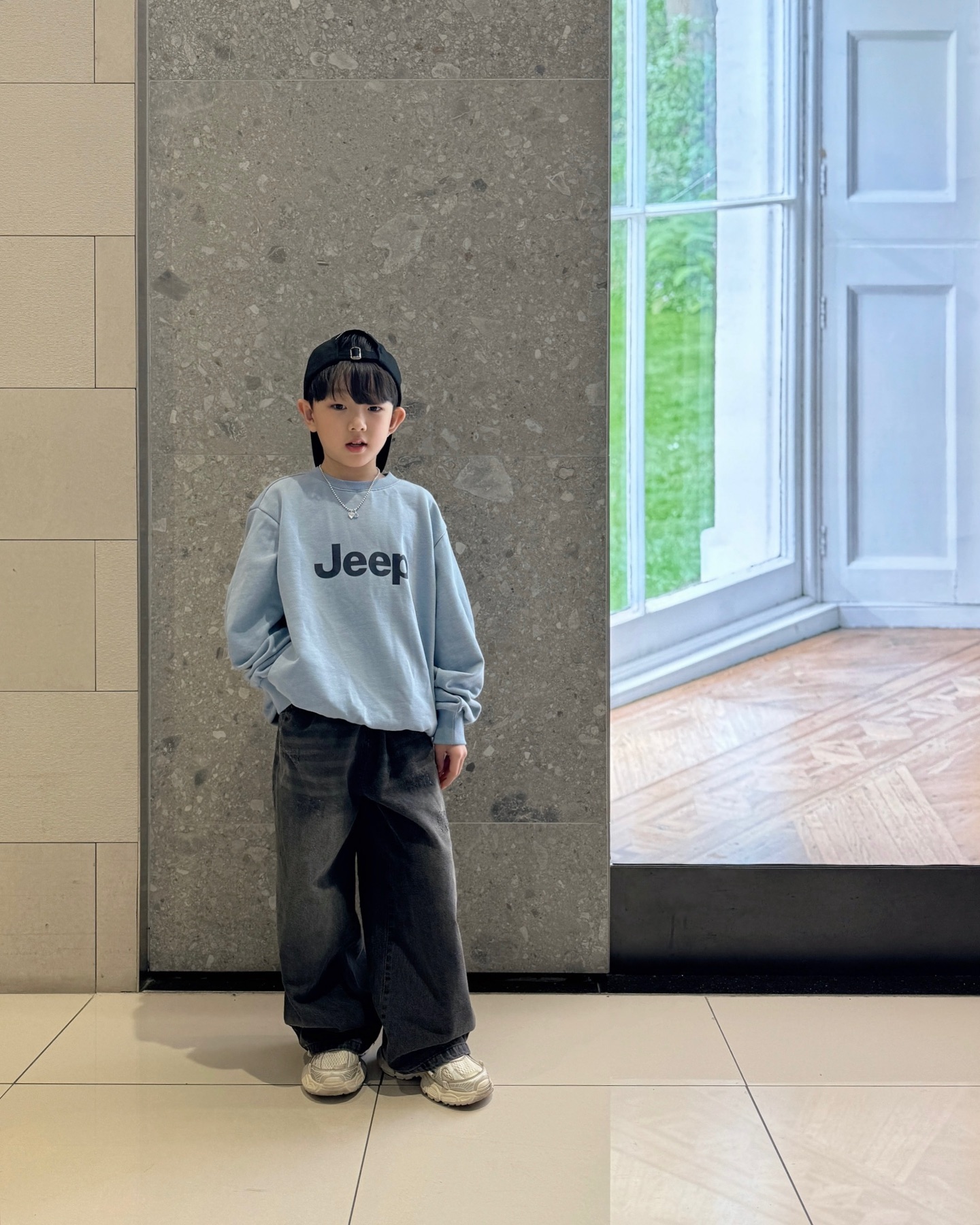 광고 #jeepkids

jeepkids_kr 

두꺼운 패딩안에 
기모티셔츠는 답답해하고
딱 요정도의 두께감이
코디하기 좋더라구요 👍🏻

지프만의 시그니처 로고프린팅이
고급스럽지 않나요 ? 😎

그레이와 블랙아우터가 많다보니
상큼하게 코디하기 좋은 
스카이블루컬러로 선택했는데
청바지에도 조거팬츠에도 딱이야 !

양쪽 주머니가 있어서
소지품챙기기에도 간편하답니다 🙌🏻

🏷 지프키즈 빅지프 맨투맨

정우 127cm 23kg / 스카이블루 / 140 size

#지프키즈 #지프 #jeep
#키즈패션 #키즈룩 #키즈오오티디 #키즈데일리룩