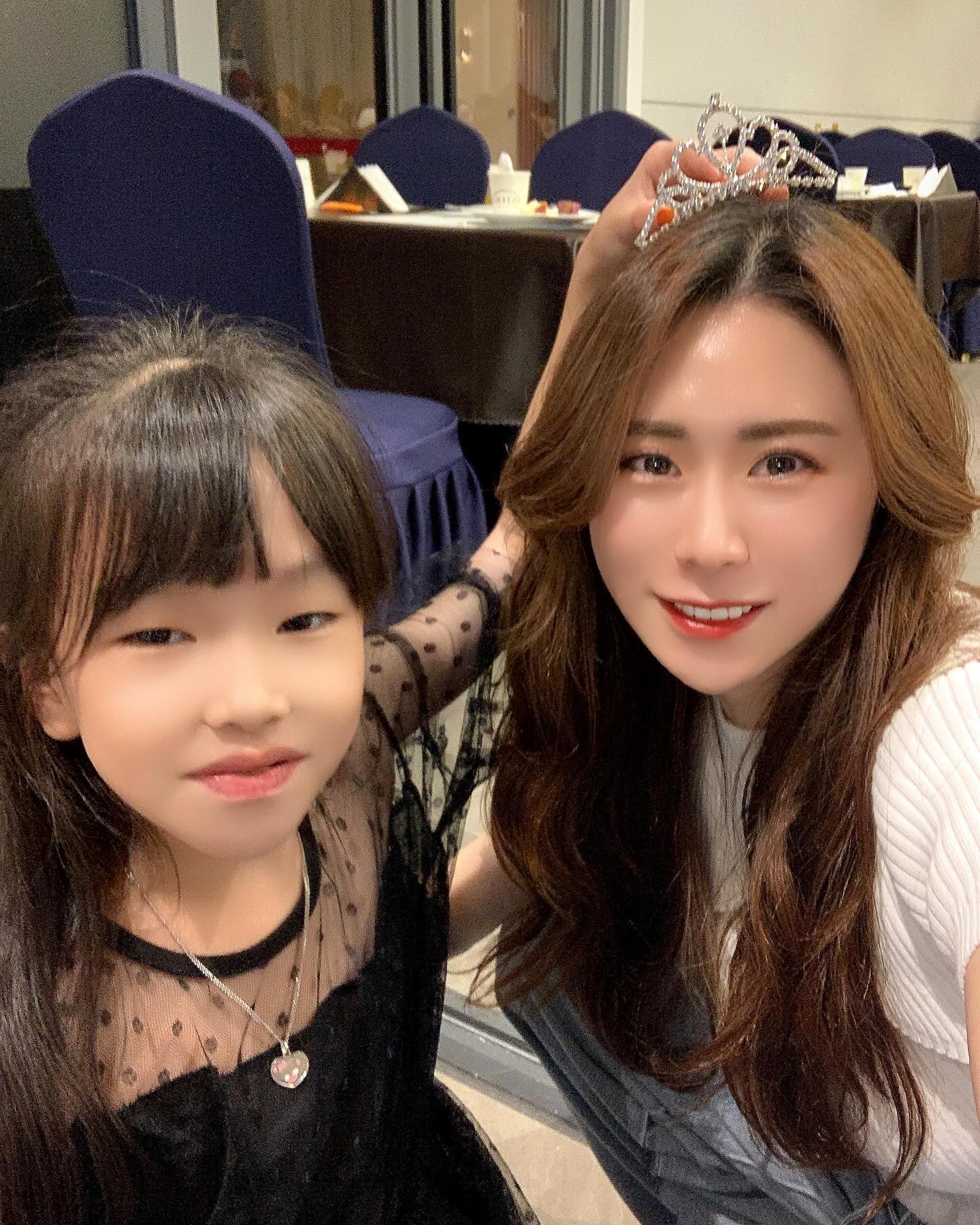울 민주 몇 년 만이야ㅠㅠ
벌써 2학년이라니 완전 많이 컸네에

민주!! 불렀을때 고모 알아보고 방긋 웃어주는 이뿌니🥰
사진 찍으니깐 머리에 왕관 올려주는ㅋㅋㅋ

집 갈땐 고모~ 하고 달려와서 끌어안아주고 감동🥹
울 민주 또 만나앙💕