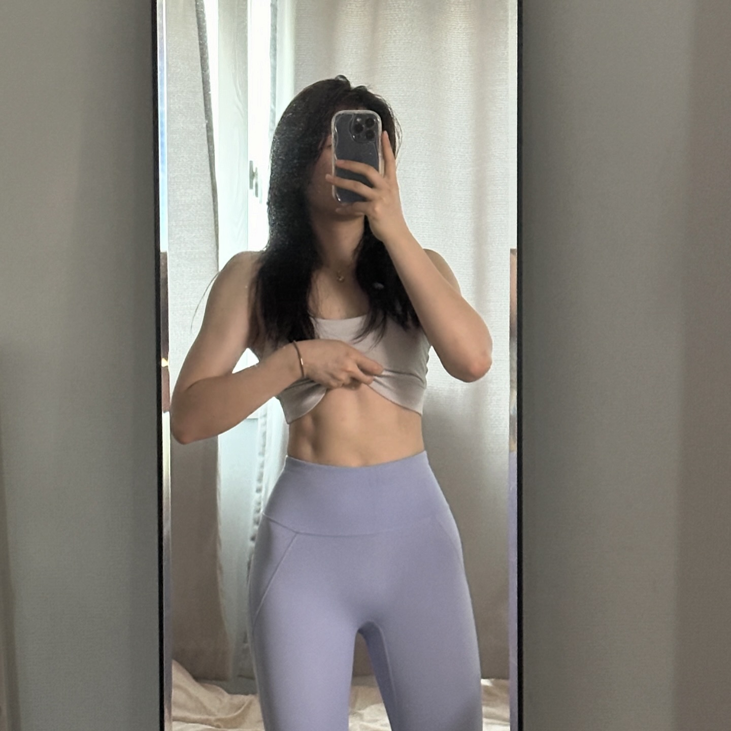 이번주 #미라클모닝 #공복유산소 로 복근 살렸다🥹
아침마다 했더니 체중이 내려갔어요 👏👏👏
땀복입고  러닝하니까 아침부터 너무 개운하더라고요~

내일 밤부터 중부지방 장마 시작이라는데 우중런을 잠깐 생각했다가 감기 걸릴 것 같아서 ㅋㅋㅋㅋ 그냥 크로스핏 센터가서 로잉이나 무중력 트레드밀로 유산소 하기로 맘먹었어요🏃🏃‍♀️

너무 오랜만에 미모닝하니까 회사 출근해서 오전에는 졸음이 몰려왔는데 러닝하면서 정말 부지런하게 살아가는 사람들을 보니까 자극 받아서 작심삼일이 아니라 꾸준히 미모닝해서 아침형 인간이 되어야 겠다는 생각이 들더라고요

매일 늦잠 자고 정신없이 출근하다가 미모닝 하고부터 아침에 러닝하고 명상하고 있는데 아침에 생각을 정리하니까 하루를 더 계획하면서 시작할 수 있어서 좋았어요 ㅎㅎㅎ 그리고 요즘 시간들을 더 알차게 사용해야겠다는 생각이 들어서 밀리의 서재로 독서를 하고 있는데 너무 좋아서 큰일 입니다 ㅋㅋㅋ