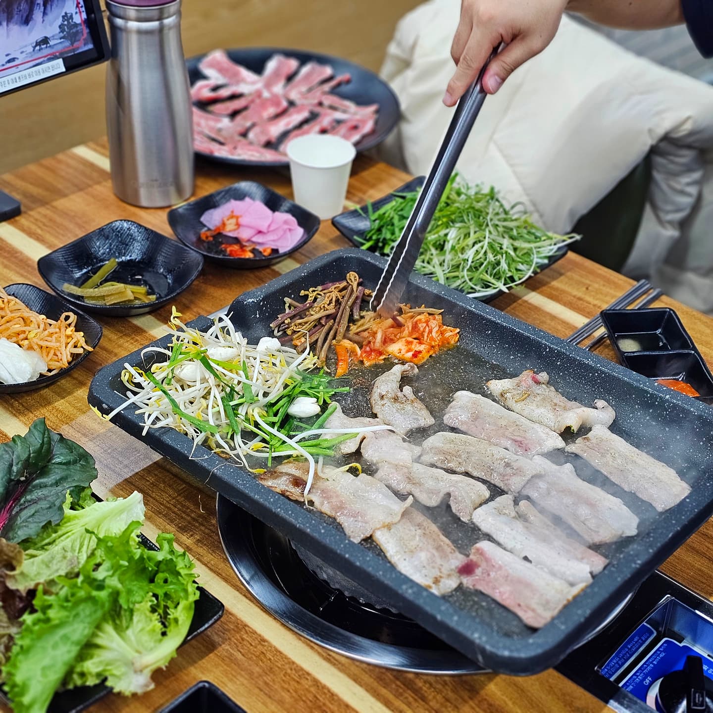 #지글대패삼겹살 동네에있는 대패삼겹살
이번주는 닭 돼지 소 투어!
 #대구이월드맛집 #두류동고기집 #대구내당동맛집 #대구내당역맛집 #이월드점심 #대구두류공원맛집 #두류공원밥집

* 9/3 두류점 오픈
* 가게 자체내 전용 주차장 있음
* 점심특선 평일 주말 9900원 가성비 대박!
* 매일 공수해오는 신선한 야채 셀프바
  2천원 무제한 이용 가능
* 홀 테이블과 단체석 분리된 구조로 
  북적이는 느낌이 덜하고 최대 40까지도 수용 
* 이월드, 두류공원 부근이고 가족외식장소 및
  단체 모임, 회식장소로 가성비 최고
* 최상급 이베리코 대패삼겹살 1인분 3900원