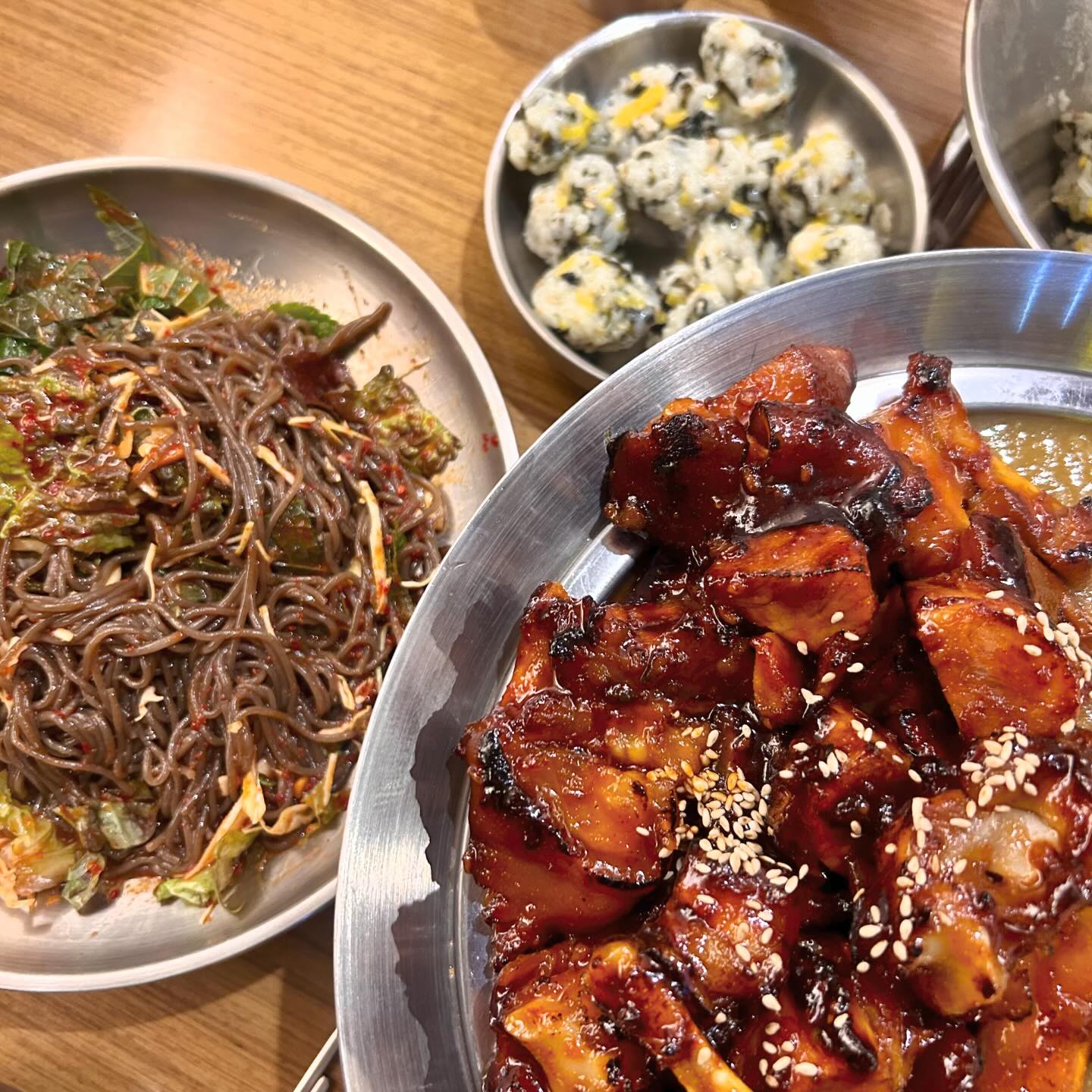 논현 냠냠족발&보쌈

📍서울 강남구 강남대로 118길 22 지하 1층

💟지하 1층에 위치해 있고 홀이 넓어서 단체모임하기 좋아요
들어오자마자 따끈한 순두부찌개가 서비스로 나오니 속 뜨끈하게 데피고 시작하기 굳👌

💟주문한 족발, 보쌈에 개인화로를 준비해주셔서 다 먹을 때까지 따뜻한 족발보쌈을 즐길 수 있어요! 다양한 소스들과 쌈채소에 싸 서 냠냠 😙

💟셀프바에서 필요한 반찬들과 채소들을 원하는 만큼 가져올 수 있어요 밑반찬에 있는 무말랭이가 보쌈이랑 잘어울려요

💟네이버영수증 리뷰를 통해 막국수도 주문했는데! 면발이 되게 쫄깃하고 양념이 새콤달콤해서 좋았어요😋

💟제가 주문한 불족발🔥은 맵찔이인 제가 먹기엔 눈물이 살짝나 는 매운 맛! 한입먹고 한참 쉬었다가 다시 한입! 마늘 보쌈은 마늘 향이 적절하게 베어 있어서 먹기 좋아요

#강남족발 #논현족발 #신논현역족발 #신논현역맛집 #족보 #불 족발 #마늘보쌈 #논현맛집 #논현역 #논현역맛집추천 #먹스타 #먹스타그램 #먹팔 #선팔은곧맞팔 #좋아요