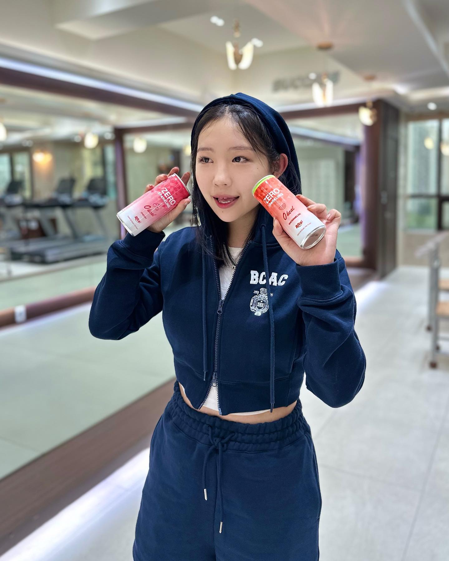 #협찬
즐거운 한가위 되세요🧏🏻‍♀️

건강주스로 유명한 리타에서 이번에 출시한
제로스파클링 수박맛/체리맛🍒🍉
안 그래도 제로 음료만 먹는데 흔히 볼 수 없는 맛이라
저번에 편의점에서 보고 호기심 폭발 했다구요
한가위 음식이 칼로리 폭탄이니까
제로설탕, 제로칼로리, 제로색소인 탄산이랑 같이 즐겨요♥️

#리타 #리타주스 #리타제로스파클링 #탄산음료 #제로음료 #제로탄산 #제로칼로리 #제로스파클링 #제로탄산음료 #제로칼로리음료 #먹스타그램 #식단관리 #유지어터#운동소통 #운동하는여자