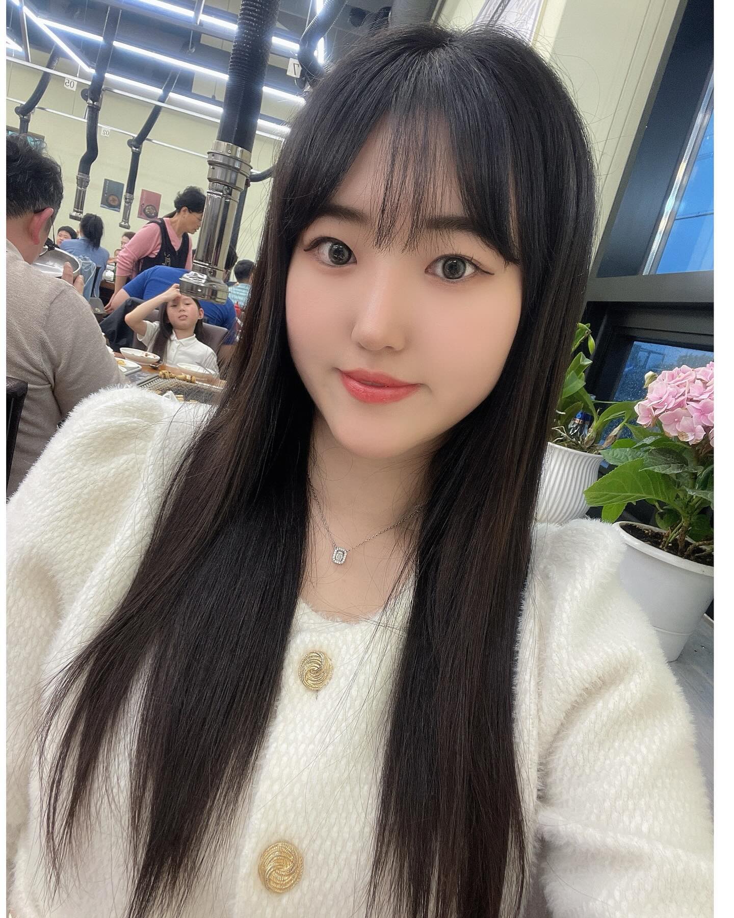 .
✨두눈렌즈
📍터치 크림 그레이 
1month/G.DIA 13.00mm

이름 그대로 크림을 얹은 듯한 디자인이고
쩅한 그레이가 아닌 쿨한 그레이색느낌에 자연스러운 렌즈✨
13.0MM 적당한 직경과 은은한컬러
평소에 데일리하게 착용하기 좋은것같아요

📍진주 그레이
1day/G.DIA 13.50mm
터치 크림보다 또렷한 이목구비를 연출할수 있어요
부드러운 써클링으로 영롱한 느낌을 주는 렌즈✨
13.5mm 직경으로 포인트 주고싶을때 착용하기 좋은것같아요
 
두눈 렌즈는 전체적으로 렌즈가 편안하고
자연스러운 발색으로 데일리하게 착용하기 너무 좋은 렌즈 인것같아요
제조사 기반이라 가격도 저렴하면서 질이 좋아서
다른 종류랑 컬러들도 착용해 보면 좋을것같아요

https://doonoon1.co.kr
’포블로그에서 협찬받았습니다‘

#포블로그#협찬#두눈렌즈#렌즈추천