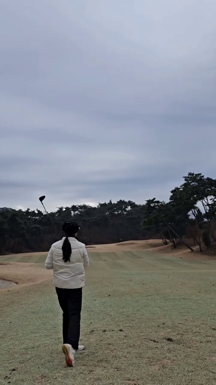 드라이버 짤순이 되었지만
살기만 하면 되는거니까^^
긍정적으로 🏌‍♀️

집 나간 친구들 데리고 오려고
연습장 다시 다니기로 했어요
너무 오래 쉬었나봐요
아직 실천은 못하고 마음만ㅋ

오버스윙도 고쳐야 하고 
문제가 많지만
날 좋을 때
신나게 치려면 연습하기

#남원 #드래곤레이크cc
날추우니 어묵탕 

몇겹을 껴입어도 아직은 춥춥

#포기 #오기 #기쁨 #분노 를
한번에 느낄 수 있는 #운동