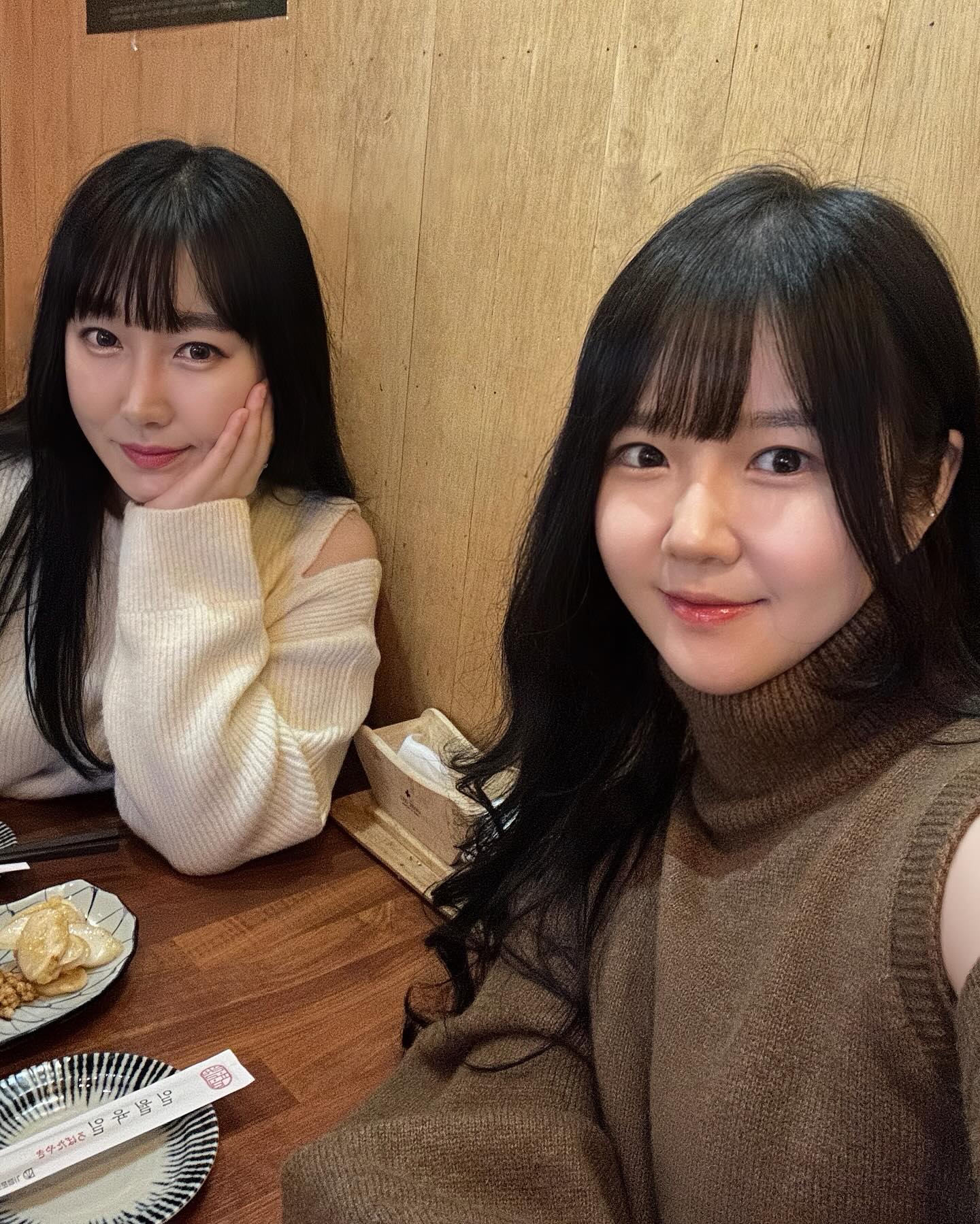 술찔이랑 
술먹는다고 한잔당 두잔 드신분😋

둘이서 세병 먹었는데 나만 취한건 안비밀
(아 물론 나 한병 언니 두병)ㅋㅋㅋㅋㅋㅋ

MZ따라하기 힘든 30대 둘이지만
만나면 늘 너모 즐겁거덩여🫶🏻

우런니 올해는 꽃길만 걷자!💗
#자부데이
#혀니찌니