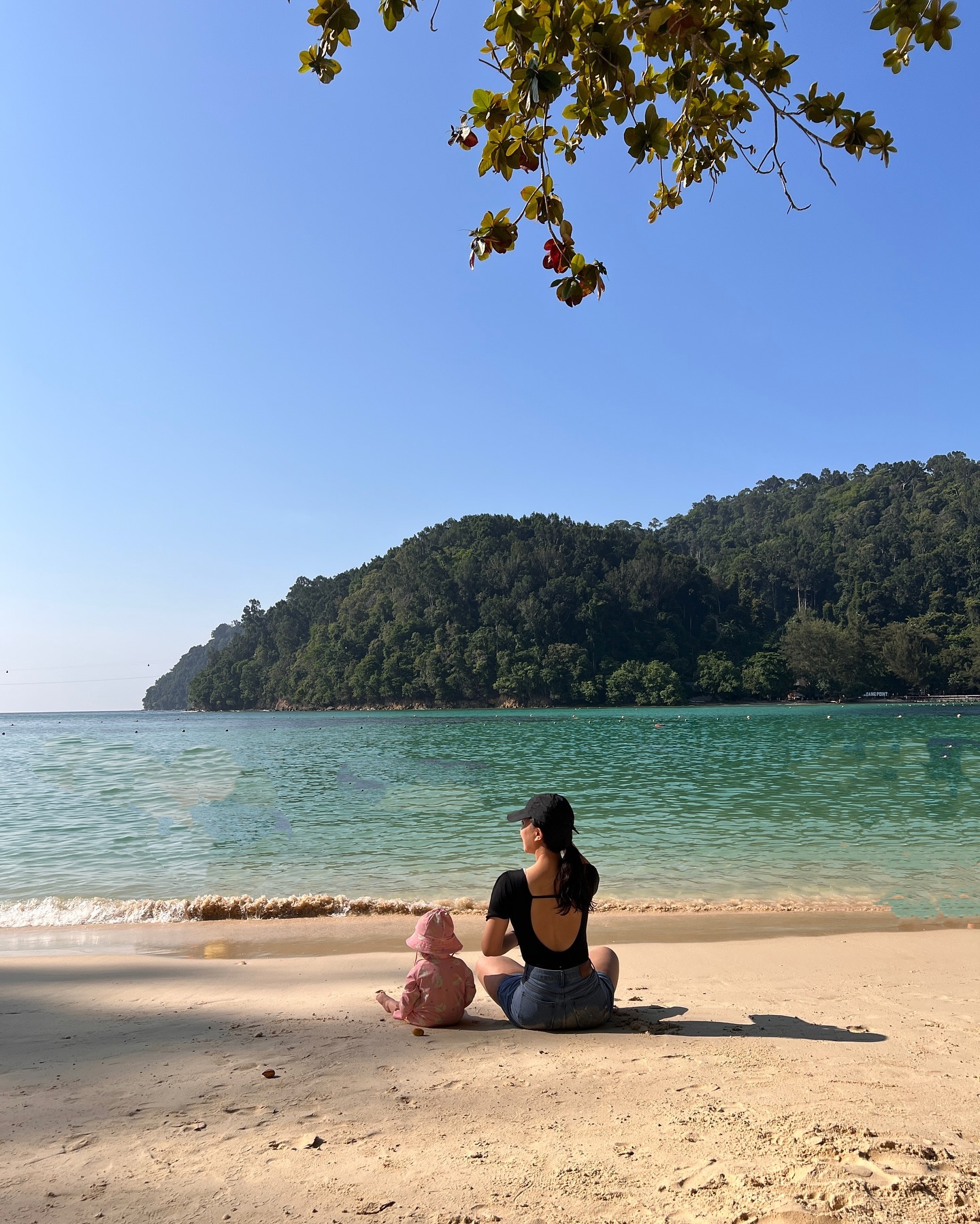 Summer, Kota Kinabalu 🏝️ Day-3 
 사피섬 , 또.. 어떤 섬들을 갔다.  바다는 역시 이쁨 🫶🏻 우주랑 아빠 다이빙 구경하는거도 새록새록 기억에 남을듯
그리고 솔개가족들이랑 같이가서 정말 최고 👍🏻👍🏻👍🏻👍🏻

#sapiisland #kotakinabalu #🏝️