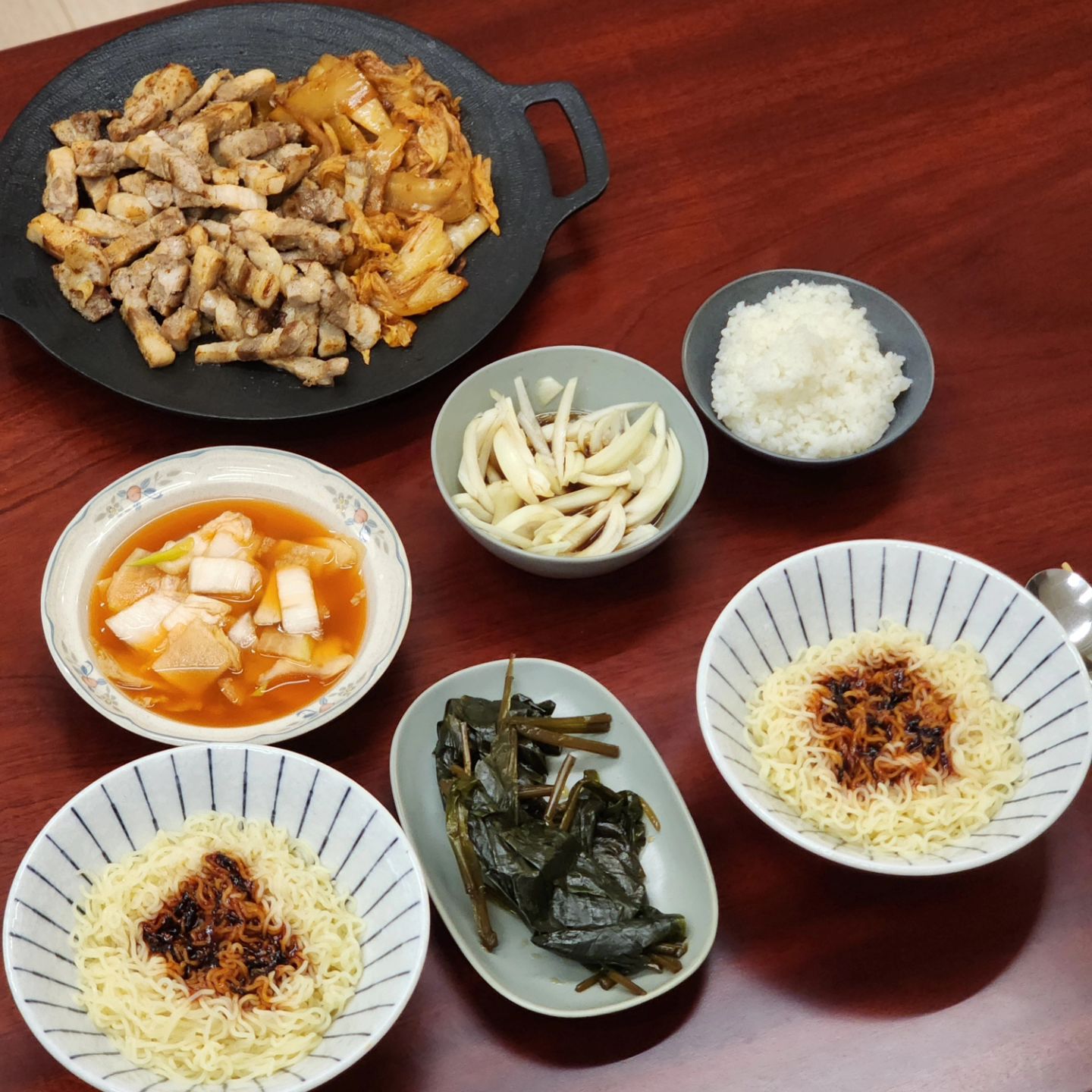 #삼겹살파티 #남편활용법

일주일에 이렇게 고기 많이 먹은건 오랜만인듯...

밥하기 귀찮을땐! (물론 고기가 땡기지만) 고기만 밖에 빼두면 
고기 구우러 주방에 들어오는 남자가 있어요

평소엔 숟가락 차려라, 반찬 꺼내라 말을 해야 나타나는데
고기가 보이면 알아서 팬을 달구고, 집게와 가위를 들고
맛있게 구우면 저는 옆에서 사부작 곁들일 재료만 빼면되서 편해요

그리고 삼겹살에 비빔면 먹고 싶다고 말하니,
귀찮다는 내색없이 편의점도 퍼뜩 다녀오더군요

🫶🫰🫶🫰❤️