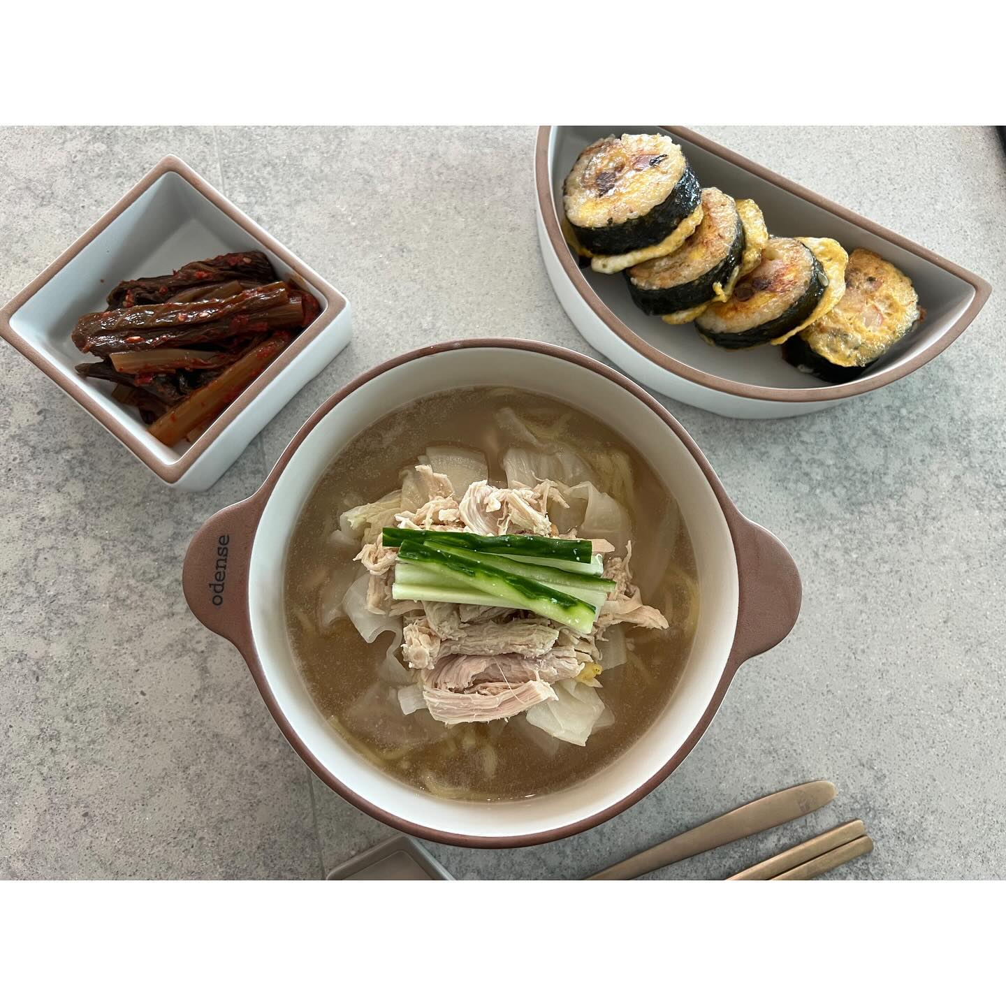 #협찬
_
말복에 먹은 점심 메뉴는 초계국수 🥢
_
초복과 중복에 뜨끈한 닭요리로 몸보신 했다면 낮 최고 35도의 무더위에는 시원한 닭요리가 먹고 싶어 8월 14일 말복에 모씨네국수에서 보내주신 '초계물비빔국수' 밀키트를 드디어 꺼내보았다.
_
생면, 닭고명, 무와 배추, 그리고 사골육수가 들어 있어 삶은 면에 육수만 넣으면 바로 완성되니 간편하네. 무더운 여름 살얼음 동동 띄운 육수에 생면만 있으면 어디든 갈 수 있지 ☺️
_
얼음물에 생면을 헹구니 쫄깃하고 탱탱한 생면을 즐길 수 있었고 고명으로 채썬 오이를 더했더니 아삭아삭한 식감이 더해져서 넘 맛있게 먹었다. 차가운 초계육수와 함께 먹으니 호로록~ 찰떡이네. 
_
스마트스토어에서 구매한 후 리뷰작성 시 곰탕을 서비스로 준다니 궁금하다면 ㄱㄱ
_
_
#모씨네국수 #당진맛집 #먹스타그램 #중복음식 #중복 #복날 #복날음식 #초계국수 #물국수 #비빔국수 #계모임 #사골육수 #생면 #밀키트 #냉면 #여름별미