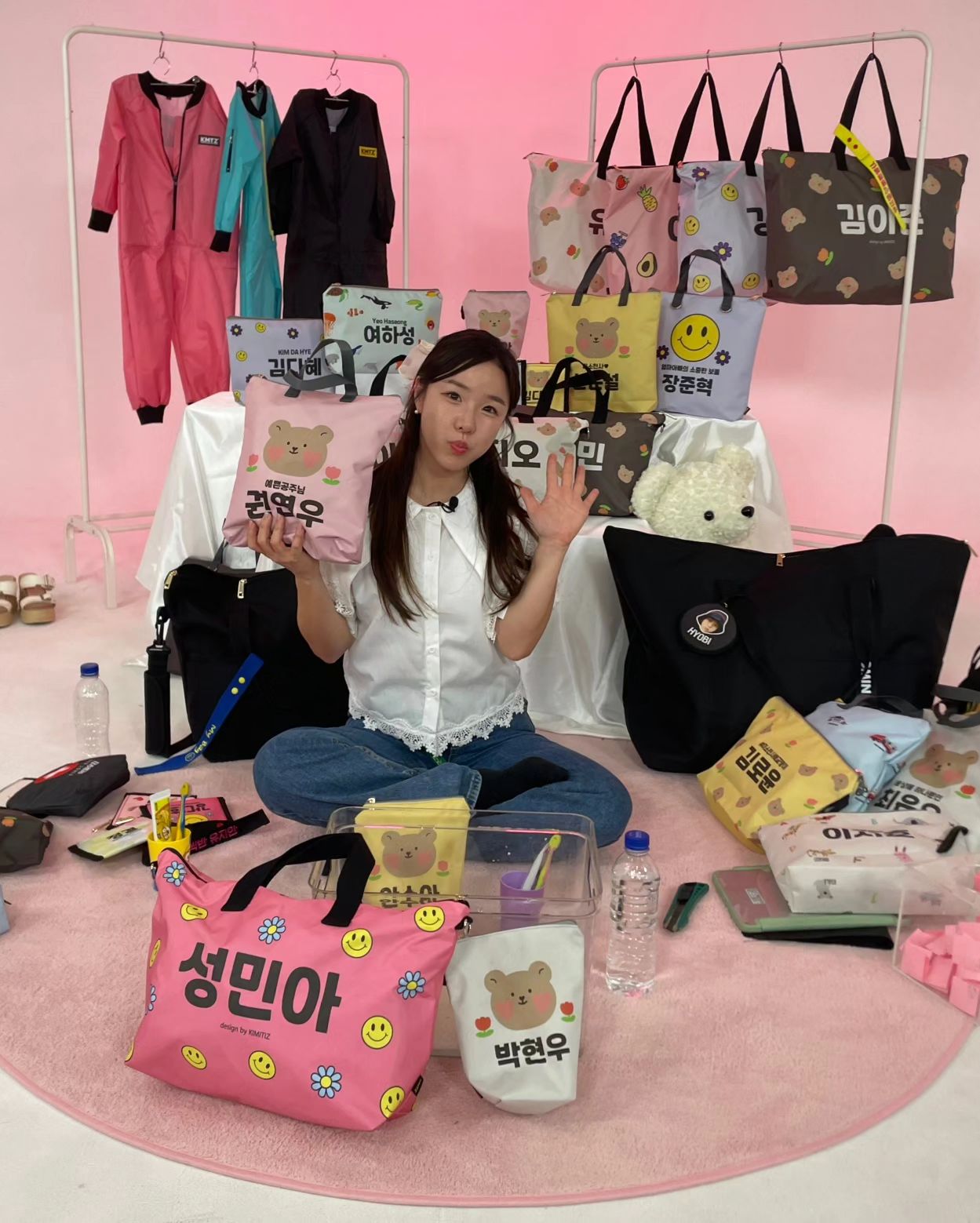 24년도 이제 봄이 오고 있어용><
제때 제때 올리지 못한 한 달동안의 방송기록! 사진으로
대신해봅니다 ꈍ◡ꈍ  #키즈 #뷰티 #식품 #가전 #테크
다양한 카테로 인사드렸는데 3월은 또 어떤 방송과 스케쥴로 함께 하게 될지 기대해보며 더더 열심히 홧팅 해볼게용💕
모두 모두 즐거운 주말 보내세용🧚‍♀️

#쇼호스트섭외#쇼호스트현아#쇼호스트프로필#MC섭외#진행자섭외#쇼핑라이브