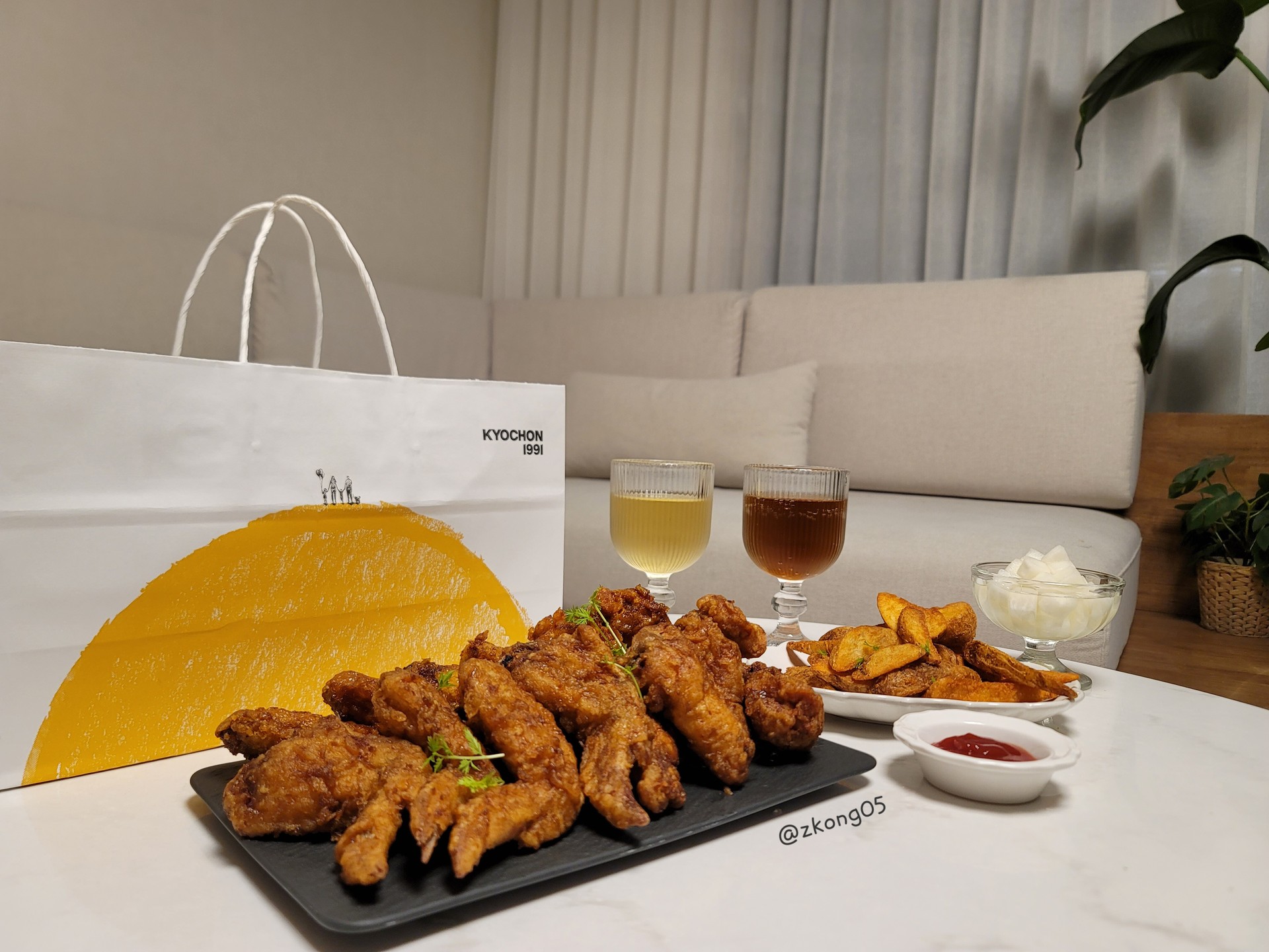 #협찬 kyochon_official

언제 먹어도 맛있는 치킨은 사랑이죠🥰
주말은 엄마도 쉬고 싶으니까 교촌데이!

교촌의 시그니처 맛을 더 크게 즐길 수 있는 점보윙시리즈와 
빠질 수 없는 사이드메뉴 베스트셀러 웨지감자의 조합
반반점보윙 교촌 허니와 웨지감자 세트로 주문완료!

BEST of BEST 가성비 갑 세트
점보윙시리즈+웨지감자 세트를
할인된 가격에 만날 수 있다는 소식~

교촌의 시그니처 맛 교촌, 레드, 허니 
모두 다 주문가능! 반반도 가능!

3월4일 부터 4월 14일까지 교촌치킨 주문앱을 이용하면
할인된 가격으로 만나볼 수 있고,누구나 포장 10% 추가할인까지!

배달플랫폼의 경우 3월 18일 부터 4월 14일까지 할인 받을 수 있답니다.

교촌치킨 주문앱을 이용하면 
점보사이즈와 할인특가 포장할인까지!
가성비와 가심비 모두 사로잡은 혜택으로 
교촌치킨 시그니처 메뉴 맛있게 즐겨보세요😋

 #교촌 #교촌치킨 #교촌점보윙 #웨지감자 #점보윙 #점보윙시리즈 #교촌메뉴 #반반점보윙 #할인 #이벤트 #치킨 #치킨추천 #치킨맛집