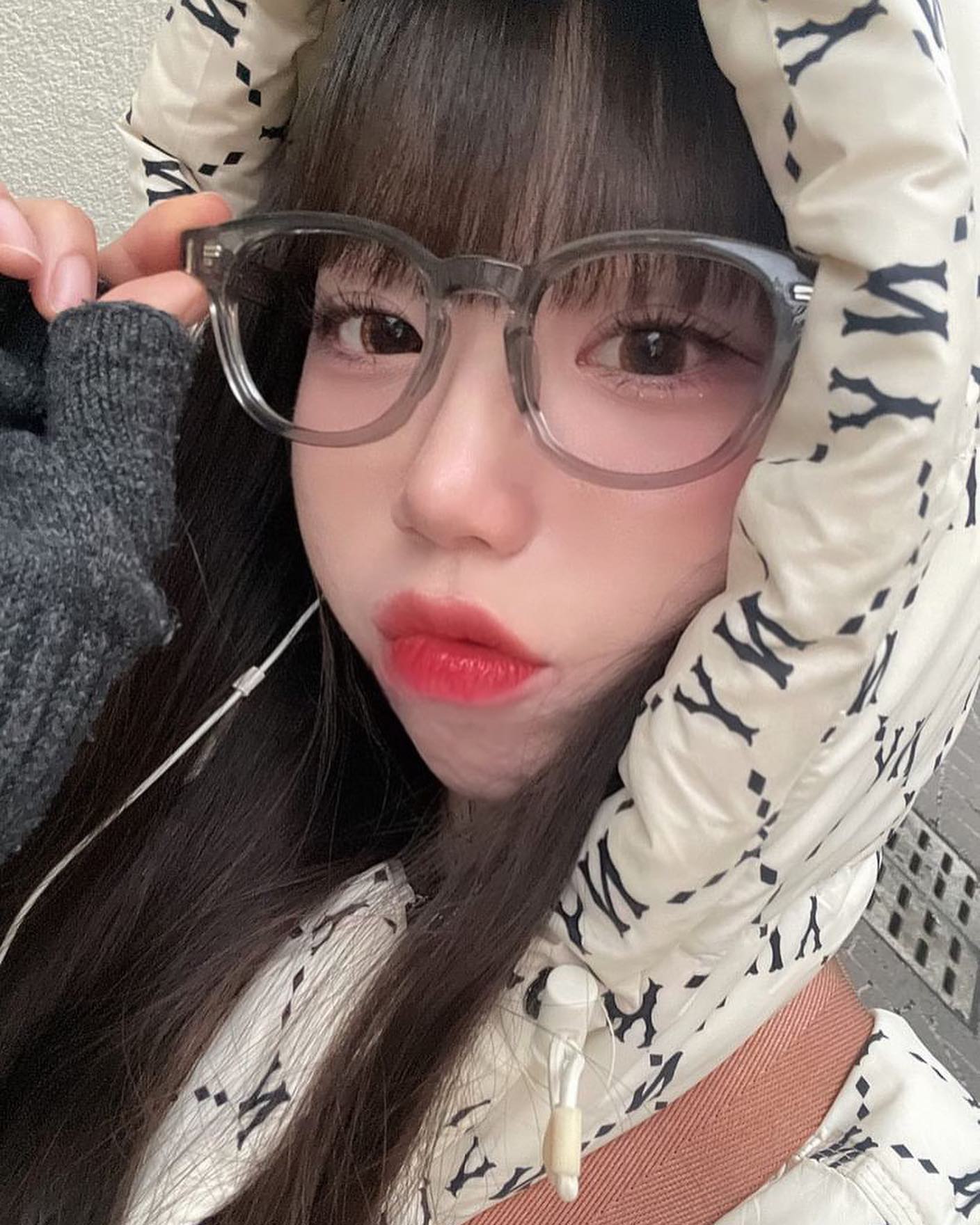 #협찬 #한글안경 #HANGLEEYEWEAR #뉴성수그레이 
#한글안경X트레블 #한정판

‘뉴성수 그레이’ 착용했습니다 🕶️
한글안경 공식 홈페이지에서 구매 가능 🖤