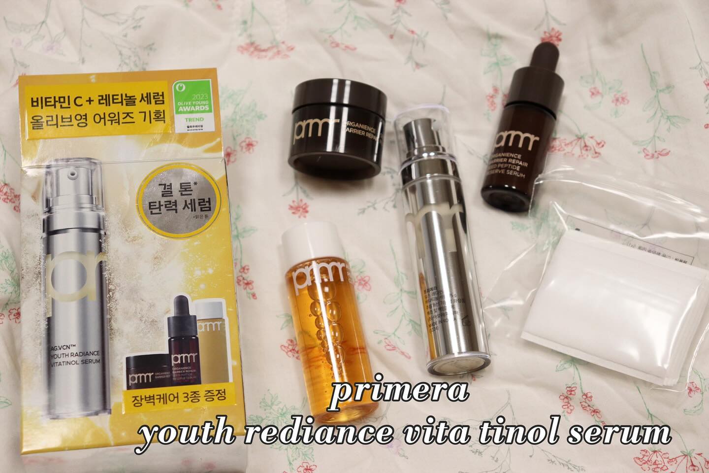 프리메라 유스래디언스 비타티놀세럼 15g / 36,500원
✔️ 패키지
케이스는 실버컬러이고 가운데 프리메라 브랜드 로고 부분이 투명해서 내용물이 살짝 보이면서 전반적으로 깔끔해서 예뻐요:-)
양은 15g이다 보니 일반 세럼 제품에 비해 사이즈가 작고 가벼워요! 본품인데도 불구하고 여기저기 여행다닐때 들고 다닐 수 있으니 굉장히 편했습니다

✔️ 사용방법
처음 개봉 시 캡슐이 녹을 때까지 30초 이상 강하게 흔들어서 섞어준 뒤
5분 정도 똑바로 세워두었다 사용해주면 되고, 이후부터는 똑바로 세워 보관하다 편하게 사용해주면 됩니다

✔️ 제형
프리메라 비타티놀 제형은 흘러 내리는 묽은 타입이고 발림성도 부드럽고 흡수가 굉장히 빠릅니다! 이 점이 정말 마음에 들었고 레티놀 제품인데도 불구하도 아침저녁 모두 사용 가능한데 일반적으로 나이트케어용으로 사용 중이에요💗

아쉬운 점은 1회 펌핑량이 다른 제품보다 적은 편이라 얼굴 전체 사용할 때 4-5번 정도 펌핑 하는 것 같아요

✔️ 성분
안티에이징 대표성분인 레티놀과 항산화에 탁월한 비타민C 조합이라는 게
프리메라 비타티놀의 장점인데요

​✔️ 추천이유
끈적임 없이 흡수가 잘되어서 메이크업 전에 사용도 가능하고 밀리지 않아요! 다 바르고 나면 피부가 건강해보이는 점도 마음에 드는 이유 입니다
기능성제품인데도 무겁지않아서 레티놀 입문템으로 좋은 것 같아요!!!

#프리메라 #프리메라비타티놀세럼 #레티놀세럼추천 #레티놀 #안티에이징세럼 #내돈내산