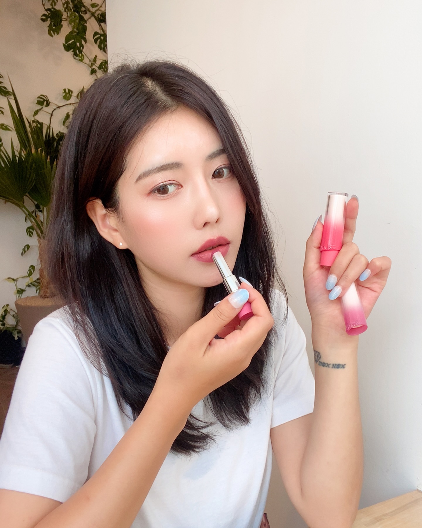 #광고

올리브영 촉촉립스틱으로 이미 유명한 에스쁘아 노웨이 립스틱 바밍 글로우!💄💋 몇일 전 윈터가 인스타그램 스토리에 올린 출국 영상 메이크업이 화제 되었던 거 아세요? 출시 했을 때부터 윈터 화보에 뉴로즈 컬러를 발라 06.뉴 로즈 컬러가 핫하게 떴는데 윈터가 사용했다고 소개한 05호 블루베리컬러 예뻐 또 난리났더라구요.✨🫶🏻💄

첫 발색 그대로 선명한 컬러가 오랜 시간 지속되며 립밤처럼 가벼운 광채의 탱글하게 반짝이는 글로우립스틱으로 촉촉하고 입체적인 수분 밤광 립메이크업을 연출해줘요. 끈적이지 않는 논스티키 기술로 부드러운 발림성과 가볍고 편안한 노웨어 텍스처로 광채표현 어울리는 여름메이크업 예쁘게 표현할 수 있는 에스쁘아 립스틱이더라구요.👍🏻💄💕

블루베리 컬러는 쿨톤, 뉴 로즈 컬러는 웜톤 추천드려요!🙌🏻 핫한 윈터립스틱! 에스쁘아립으로 만나보세요💋💄💕 

espoir_makeup
#에스쁘아 #에스쁘아립스틱 #노웨어립스틱바밍글로우 #올리브영립 #촉촉립 #윈터립스틱 #윈터립 #에스쁘아립 #올리브영립스틱 #글로우립스틱 #립스틱추천 #글로우립 #립추천