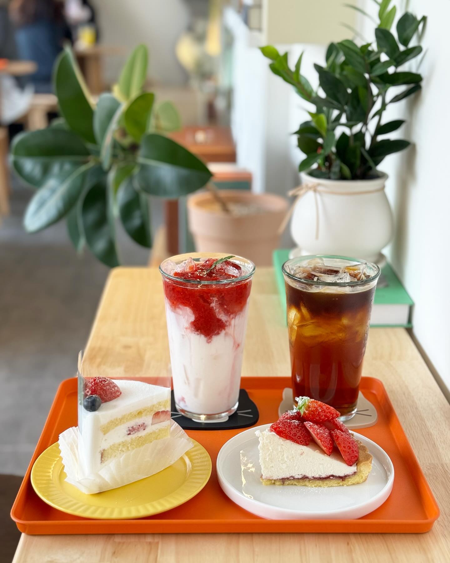 ☕️차 한잔하기 너무 좋은 #광안리카페 
분위기 넘나 좋으네요 ! 
외관에서도 느꼈지만 깔끔한 인테리어가 
특히나 눈에 띄는데요 

아늑하고 편안한 분위기에 
고급지고 풍미 가득한 케이크 종류도 많았어요. 
전 메뉴 수제로 직접 맛과 건강을 생각해서 
만드는 #커메인 
디저트도 넘 맛있고 
친구랑 사진찍고 수다떨기 조으다 ✨️

사장님도 친절하시고 맛도 좋아 단골도 많은 ^^
#광안리데이트 하며 여유롭게 시간보내기 좋답니다 ~^^

🔶️ 커메인 
🔶️ 부산 수영구 광안동 150-64 

.

.

#협찬#광안리디저트카페 #광안리디저트맛집 #광안리신상카페 #광안리데이트 #광안리케이크 #광안리딸기케이크 #광안리카페 #광안리핫플 #광안리당일케이크