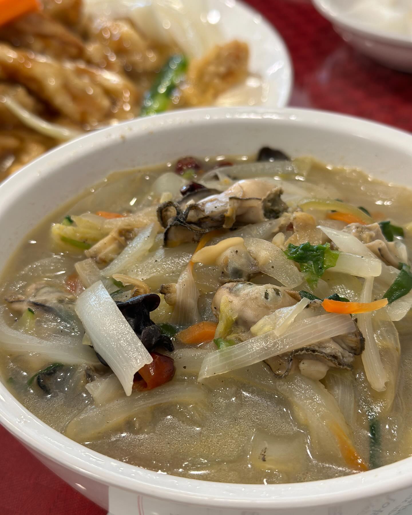 우연히 발견한 중식 맛집 충무로 [동방명주]입니다❤️

일정이 있어 충무로를 지나가는데 점심시간에 직장인이 하도 많길래 검색도 안 해보고 그냥 들어가 본 곳이에요. 

와👍🏼 백짬뽕이랑 마파두부 먹고 찐감동을 해서 일주일 뒤 바로 가족들 다 데리고 다시 출동❤️

사천탕면(백/홍 짬뽕), 삼선간짜장, 삼선울면, 상하이소면, 수제군만두, 탕수육 이것저것 주문했어요. 
역시 맛집은 단체로 와야해요🥰

개인적으로 추천하는 메뉴는 <사천탕면(짬뽕)>입니다. 
백탕, 홍탕 중 선택이 가능한데 굴이 잔뜩잔뜩 들어가서 와 진짜 너무x100 시원하더라고요💕 시원한 짬뽕 좋아하시면 맛있게 드실 수 있으실 거예요. 

이외에도 음식이 다 맛이 괜찮아서 여기서는 어떤 메뉴를 드셔도 실패가 없을 것 같습니다❤️

✔️요리 주문 시 식사 메뉴는 1/2양에 반 가격으로 주문도 가능합니다! 

📍동방명주 
서울 중구 퇴계로 186 
.
.
.
#충무로맛집 #명동맛집추천 #서울중구맛집 #충무로맛집추천 #을지로맛집추천 #충무로역맛집 #중구맛집추천 #손길동_서울