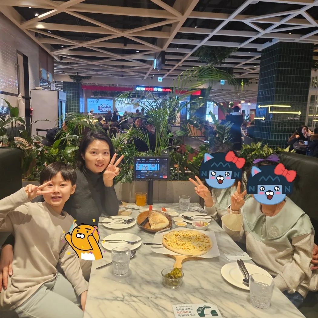 특별한 날 깜짝 만나다❤
.
전날 내 생일 못 챙겨줬다고 
.
아침에 연락하고 만나서 
.
맛난 것 먹고 수다 삼매경
.
뜻밖에 이뻐지라고 선물까지 
.
진짜 소소한 일상 행복❤
.
.
.
#0125 #특별한날 #특별한생일 #내생일#맛있음식
#피자 #파스타#스테이크 #선물 #소소한일상#소소한행복
#언니 #고마워