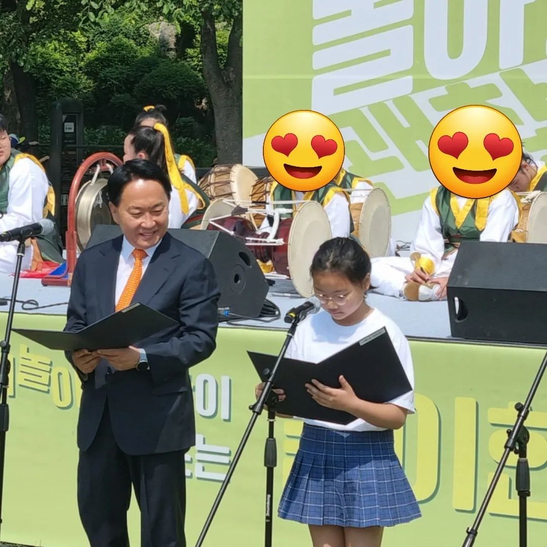 늦은 어린이날 축제
#놀아도괜찮아
#개회선언

작년에 기자단으로
올해는 개회선언문 낭독자로
참여해서  더 즐겁고 뜻깊은 
행사였어요

다양하고 재밌는  게임들과 맛있는 간식들로 더 풍성했습니다.

준비하신 모든 센터선생님 고생하셨습니다.🥰😍😚

내년도 참석예정.
#제3호종로거점형키움센터
#서대문구청장
