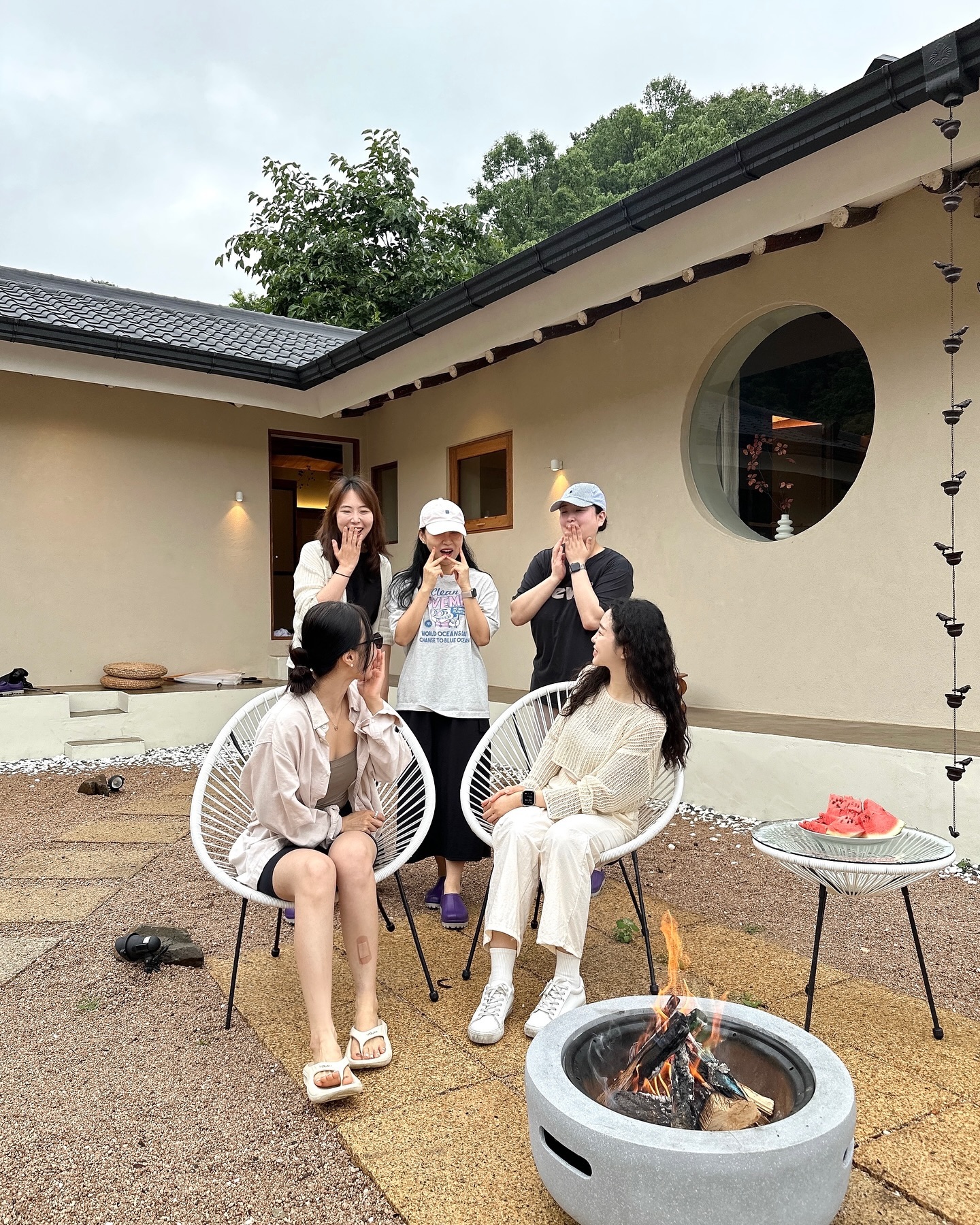 우리의 #촌캉스 💜🌈 재밌어서 돌아버려!
척하면 착 쿵하면 짝 다섯이서 이렇게 합이 잘 맞는게 아직도 신기한 8년차 꾸러기들. 다음엔 해외로 출동이요🫶🏻 #욕다방포에버