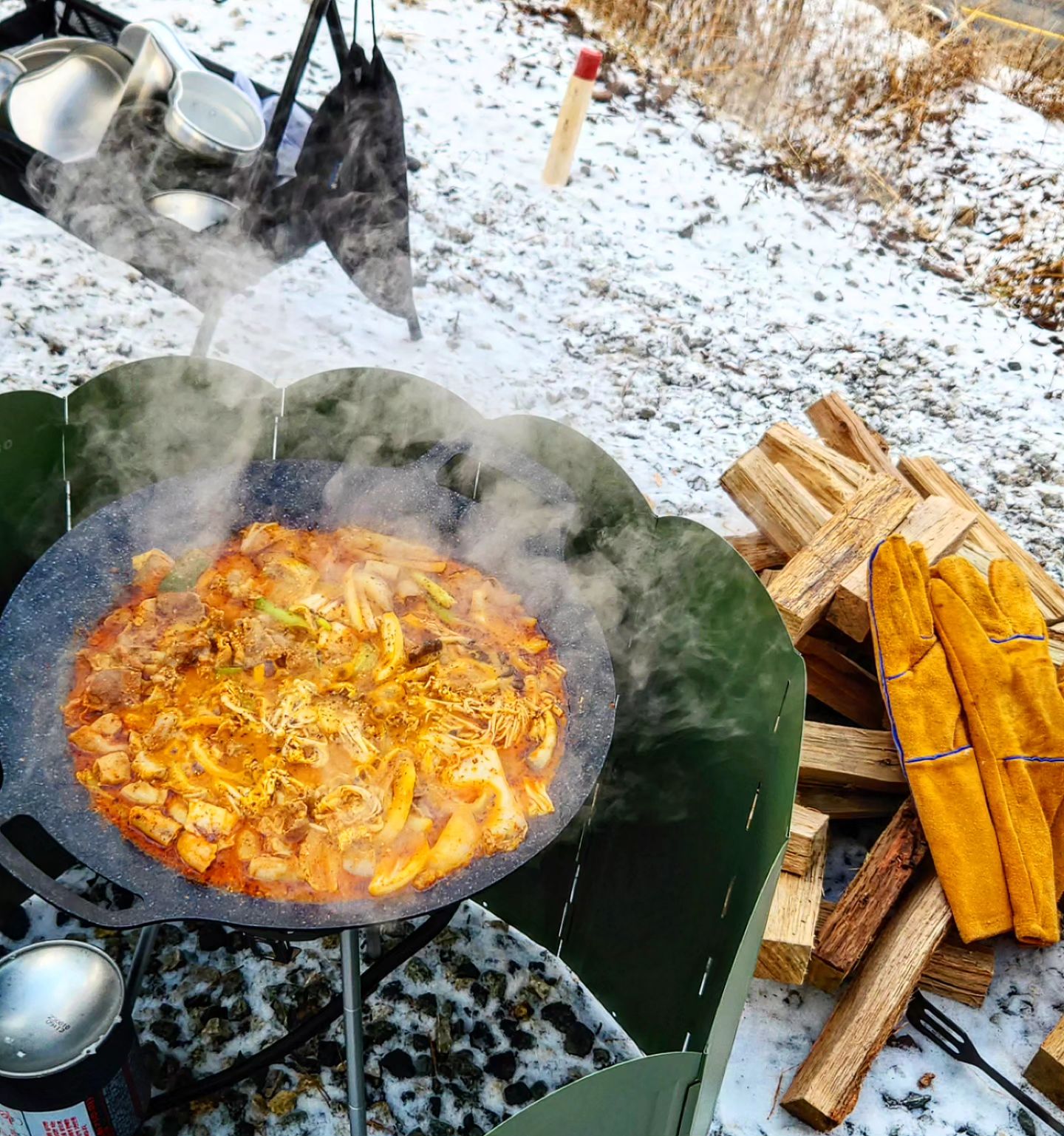 🏕캠핑밀키트 이만한게 없죠?

"곱마니곱창전골" 

다시한번 캠핑장에서 먹었던
진심 맛도리 곱창전골!

🐮사골육수를 넣어 전골의 매콤한 맛과
초벌한 곱창 200g 우삼겹150g이
야채보다 많이 들어있어요😲 

초벌곱창은 생곱창 400g정도 양이라
둘이서 드시기에는 버거우실수있어요!
네명이서 밥이랑 먹으면 될정도로 양이
어마무시합니다!
국물만따로 남겨놨다가 밥말아먹으면
그맛은 말안해도 다들 아시겠죠??😉 

버섯, 깻잎, 배추, 양파, 대파, 고추 등
각종 채소들이 들어있어서 추가로 구매하지
않아도 맛있게 즐기실수있으실거에요 

요즘같은 쌀쌀한날씨에 이만한게 또 없더라구요 

곱마니만의 비법양념소스를 찍어먹거나
양념을 기호에 맞게 넣어드시면됩니다!
양념은 넉넉하게 넣어서 싱겁게드실분들은
2/3정도 넣으시면 될듯해요🙂 

남은 국물에 만두, 수제비와 같이 즐기면
최고의 조합일것같아요! 💘
 

🔸️구매링크
https://smartstore.naver.com/gobmani 
 

6poom_pig 
 

🏠"곱마니곱창전골" 
 

🧾주문서
📌곱창전골 29,000 
 

#먹스타그램#곱마니곱창전골#소곱창전골#곱창전골밀키트#곱창전골맛집#캠핑밀키트#밀키트추천#캠핑요리