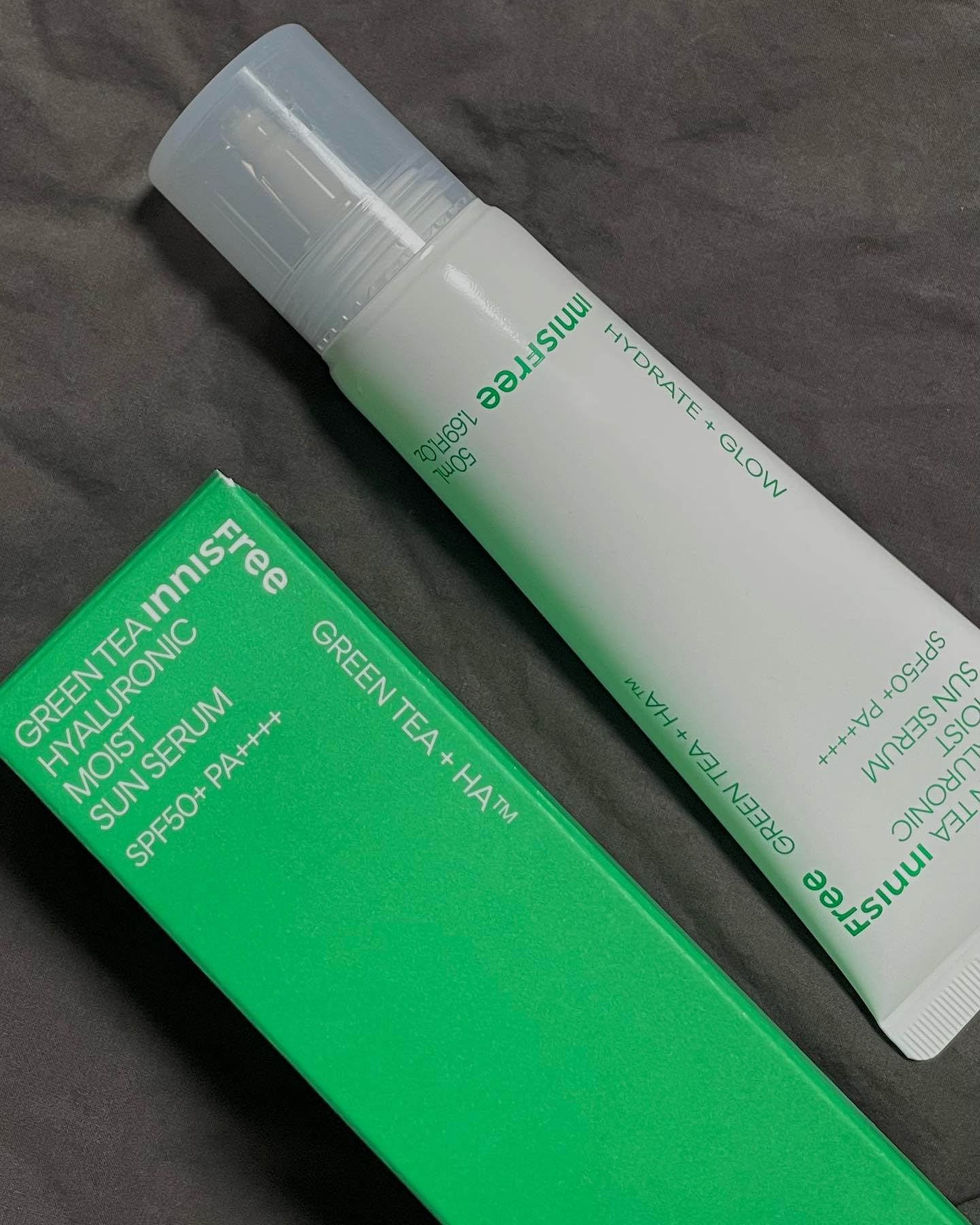 #협찬 x innisfreeofficial 
촉촉하고 깔끔하게 마무리 되며 백탁 현상이 없는 선케어
‘이니스프리‘ 🌱그린티 수분 선세럼🌱 

저자극 비건 포뮬라로, 부드럽고 가볍게 발리는 제형이여서
민감성, 트러블성 피부도 사용하기 좋고, 수분에센스 성분이 83% 함유된 하이브리드 제형이라 피부에 즉각적으로 수분을 공급하고 광채 효과를 볼 수 있어요✨

🌱그린티 수분 세럼🌱을 바르면 선크림 특유의 답답함이나 무거움이 느껴지지 않아서 가벼웠고 손으로 슥슥 발라도 하얗게 뜰 걱정 없이 깔끔하게 흡수되는게 너무 마음에 들었어요🤍

거기에 24시간 도포 지속력의 자외선 차단 기능성 선세럼이라
누구나 데일리 선케어로 사용하기 좋아요 :)

#이니스프리 #이니스프리선크림 #그린티선세럼 #그린티선크림 #수분선세럼 #선크림추천 #선세럼추천 #선케어추천
