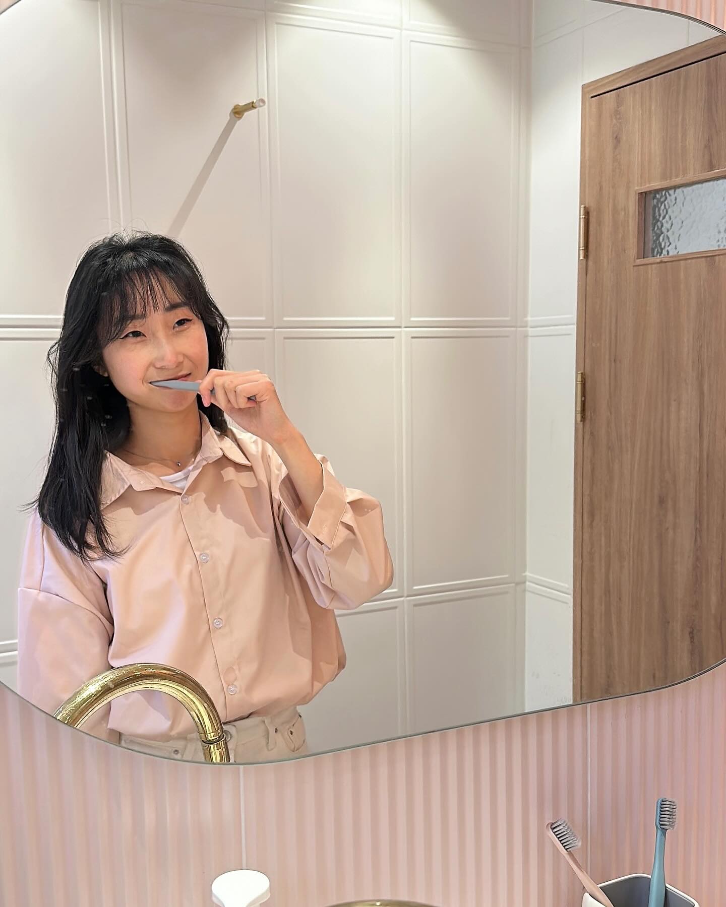 #협찬
칫솔은 작은 사이즈가 더 좋다는거 아시나용?

실제로 치과의사들이 작은 사이즈를 추천하는데요 #앙칫솔 은 입에 딱 맞는 크기로 어금니까지 깨끗하게 닦아준답니다✨

특허받은 2중 나노셀모 칫솔이라 뽀득뽀득 잘 닦이고 칫솔모와 칫솔대까지 나노제올라이트가 함유되어있어 향균 99.9% 라는 사실!!

2중 미세모라 치실이나 치간칫솔이 따로 필요없답니당 :D 

100% 국내산 칫솔이라 더 믿음직한 앙칫솔! 디자인까지 이뻐서 더더더 마음에 들어용🫶

#칫솔 #이중나노셀모 #나노셀모 #칫솔추천 #미세모칫솔 #임플란트칫솔 #미세모칫솔 #잇몸칫솔 #작은헤드칫솔 #ang #angtoothbrush #toothbrush #nanocellbrush