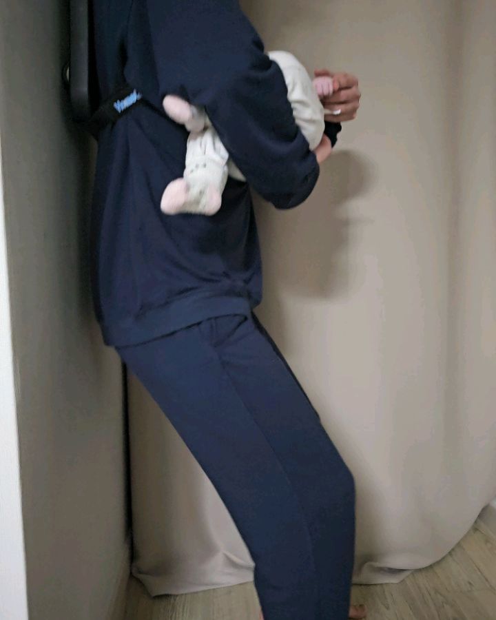 #협찬 홈쿼트로 스쿼트 마스터
평생 건강히 걷기 위해서는 스쿼트를 하라! 그만큼 스쿼트의 중요성은 누구나 알고있죠

육아를 하다보니, 헬스장 가기는 더더욱 어려워지고, 집에서 하기에는 홈트장비들도 비싸고😂

여기 세상 간편하게 스쿼트 등 핵심근력강화 운동을 도와주는 홈쿼트가 있습니다!

사이즈도 방석하나보다 작은 사이즈로, 공간차지도 없고 어디서나 편하게 운동 쌉가능!!👍

특히나 벽 스쿼트를 도와주는 보조도구이다보니 스쿼트를 몇 개하지 못해도 홈쿼트 도움받아서 개수도 많이 할 수 있어요. 부모님이나 할머니, 할아버지도 쉽게 가능하겠더라구요.

바퀴도 특수제작되어서 소리도 안나서 층간소음 걱정없고, 가슴띠가 있으니 운동하다 빠질이유도 전혀 없죠!

남편은 아기무게까지 더해서 중량 스쿼트로 헥헥
스트레칭도 가능하고, 운동 몇가지

오히려 남편이 더 많이 사용하는 것 같네요😆

부모님들도 하나 선물해드리면 효도선물로 정말 좋아하실 것 같아요.

#홈트 #홈트레이닝 #부모님선물 #스쿼트 #벽스쿼트 #웰스쿼트 #헬스장 #PT #하체운동
