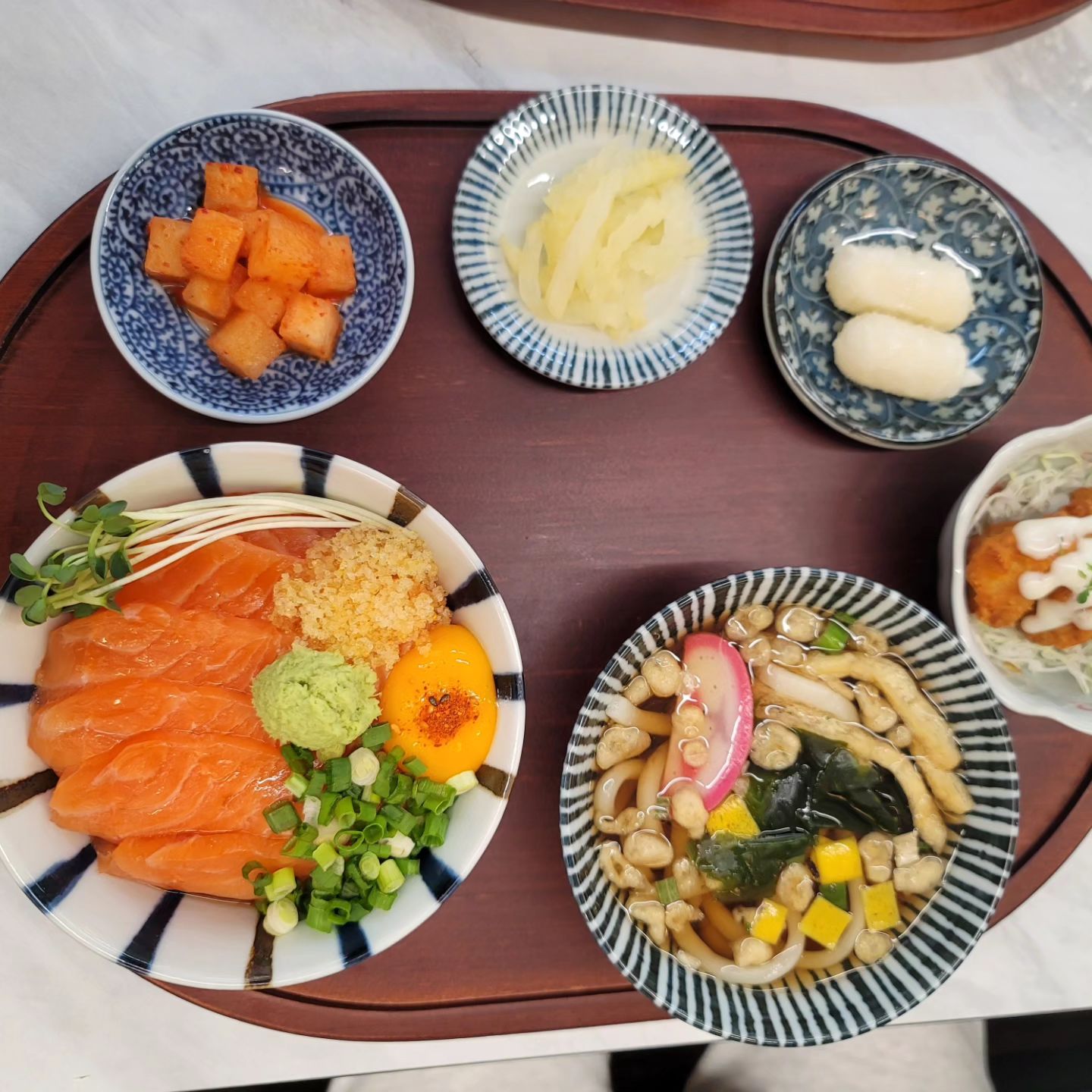 #핵밥

핵밥 핵맛이네요!
서충주 살면서 이 집을 왜 이제야 알게됬는지...

정성스레 차려진 덮밥~
맛도 정말 굿!!
그릇도 귀욤귀욤~

음식 색감과 그릇의 조화가 넘 예뻐서 자꾸 사진을 찍게 되네요~

눈으로도 먹고, 입으로도 먹고!
완전 취향저격!

덮밥 이제는 비비지 말고 올려드세요~

#덮밥맛집 #핵맛집 #서충주맛집 #덮밥잘하는집  #충주맛집 #충주덮밥 #맛집인정