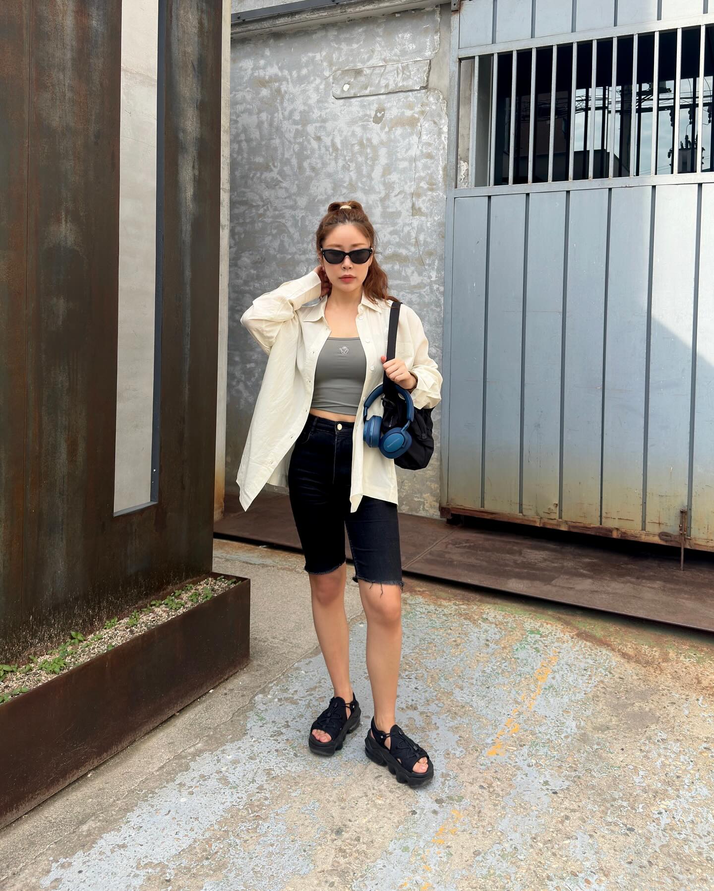 비 온다고 한 거 같은데 날씨 맑음이였다 ☁️☀️✨ 

🕶️ kissingheart_official 
🩶top oldlaundry_store 
🖤bottom zara 
🖤shoes nike 
🖤bag ccorie.official 

#오늘의오오티디 #올드런드리 #올드런드리스토어 #oldlaundry_store #셔츠코디 #여름캐주얼 #에슬레저 #에슬레저룩 #델룩코디 #여자데일리룩 #성수동카페거리 #성수데이트
