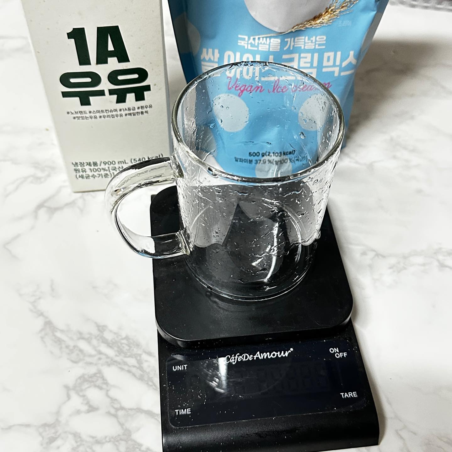 #협찬

집에서 아이스크림을 만들어 먹을 수 있는
아이스크림 믹스를 먹어 봤어요~

냉동실에 자리는 없고!!!
아이스크림은 먹고 싶을때~
먹을때마다 만들어 먹어도 되고
만들어 놓아도 되는데!

저는 그때그때 만들어먹고 있어요.
스트레스 받을때 만들면 스트레스도
풀리고!

쌀로 만든 아이스크림이라서
아이들 간식으로도 좋아요!

#아이스크림 #비건식품 #쌀제품 #아이간식