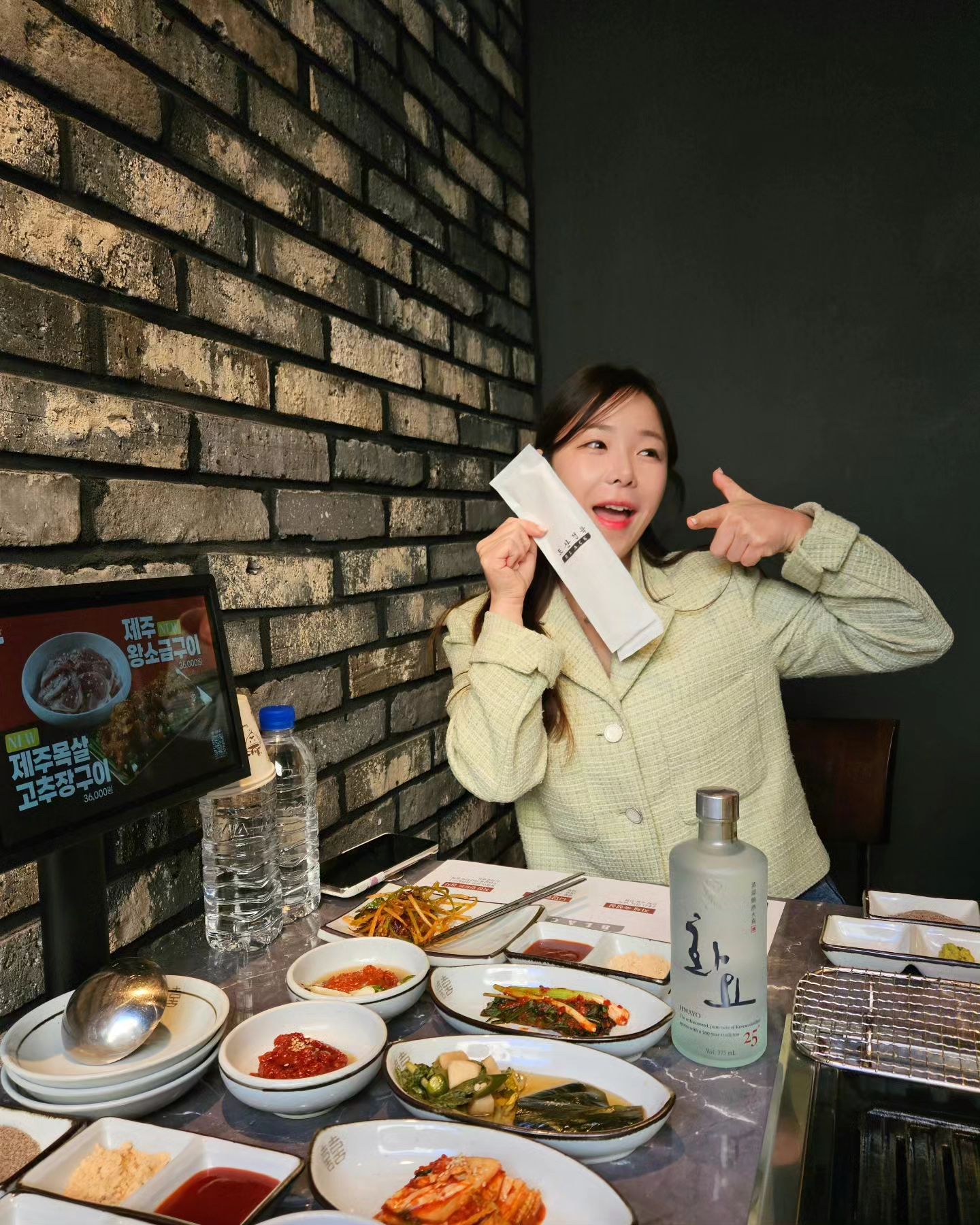 호화로웠던 #도산정육블랙 에서 금욜마무리🧚‍♀️
#북해도우니 에 #뭉티기 에
#제주오겹살 #삼겹살 #항정살 까지 퀄리티 어떡행🩷
곁들이는 소스들도 다 환상궁합이라
너무 행복한 시간이였어용>< 왜 연예인 맛집인지..
제가 앉은 자리 ..최근 강동*님이 앉았다는 자리.. 🐺 
그 기운 제대로 받고 옆 방엔 또 어마무시한 분이
계시더라구요 🧨 🧨 🧨🧨🧨🧨 🤫 
나..요기 매달 델꼬가주세요🙏🙏🙏🙏

+마지막 사진은 우연히 들어갔는데 알고보니 비쥬얼 맛집🩷

#청담맛집#압구정로데오핫플#청담핫플#청담고기집#연예인맛집#강남맛집#선릉맛집#도산정육#압구정로데오역맛집
