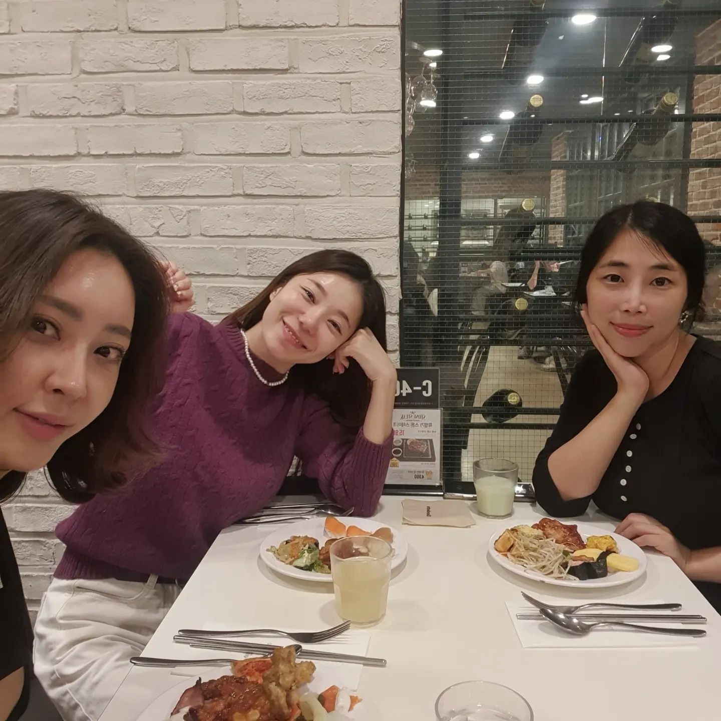 리프팅받고
곧장 먹부림하는 나 어떤데?😛 

요즘 저의 볼살과 팔자주름이가 흘러내리는 느낌이라
폭풍검색을!ㅎㅎㅎㅎㅎㅎ

요즘 핫한 레이저라고해서 상담받고 바로 결제해부렀어요....😉
검색해볼땐 1,2주 후부터 서서히 탄력이생긴다고 들었는데

전 받고 나오자마자 쫀쫀하게 쫙 올라붙는거 같아요~ 이거 기분탓이에여?ㅎ
너무 맘에 드는데?❤️

💡💡💡💡어떤 리프팅시술을 받았을까나요오💡💡💡💡