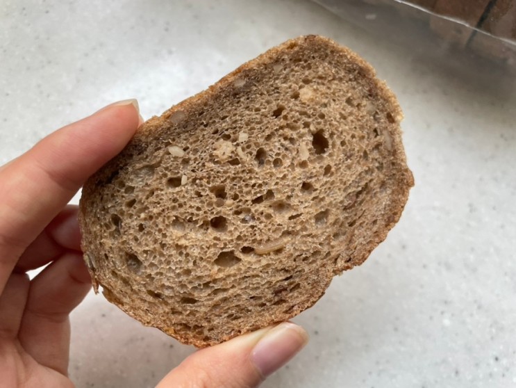 다이어트빵으로 맛있게 먹고 있는 통밀빵