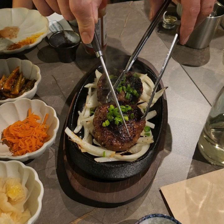문래동에 새로 오픈한 양고기 맛집 양상블!!
모든 메뉴가 실패없는 맛없없 조합 맛집❤️
고기 질도 좋고 기본 밑반찬부터 디저트까지 모든게 만족스러웠던 식사였어용>.<
가격대가 조금 있긴 하지만 먹어보면 왜 비싼지 이해가 가는 맛!!😋
양고기 좋아하시는 분들 달리세용ㅋㅋ