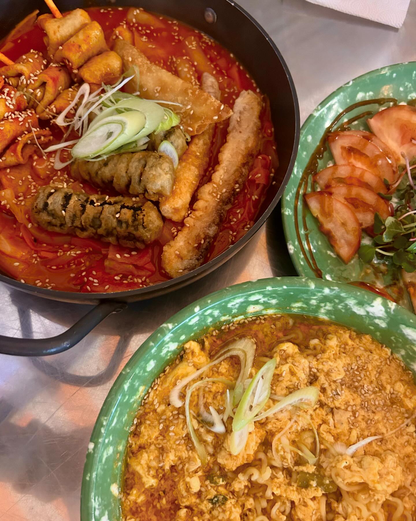 압구정로데오 노른자

💟날씨가 점점 선선해지는 요즘! 이때를 노려야 한다는 마음으로 포차뿌시러 다녀왔어요! 

💟숙성회 먹고 싶었지만 병원에서 회먹지 말라고 하는 바람에 떡볶이 튀김, 참깨라면, 꿀토마토 주문했어요! 포차임에도 불구하고 안주 퀄리티가 너무 좋아요! 

💟달짝지근한 떡볶이 심지어 밀떡🩷 국물 떡볶이 느낌도 나고 김말이,오징어,튀김만두까지 골라먹는 맛이 있어요! 달달한 꿀 토마토에 하이볼까지 한모금하면 이곳이 천국이어라~!

💟가게 이름부터 노른자였는데 가게 안 분위기는 찐 노른자.
노란색 의자, 물컵, 그릇까지! 심지어 메뉴판까지 굉장히 귀여우심!!

💟생긴 지 얼마 되지 않았는데도 사람도 많고 웨이팅이 있었어요☺️

#압구정술집 #압구정포차 #압구정숙성회 #압구정로데오술집 #압구정로데오포차 #압구정로데오포차 #압구정맛집 #술스타그램 #압구정로데오핫플 #압구정핫플