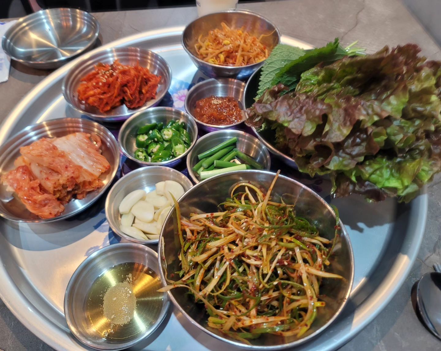 .
가끔 냉삼이 땡길 때
종종 갈만한 곳 발견했다😚

삼겹살에 미나리랑 먹는거에 빠져서
한동안 먹었엇는데
이 곳은 미나리가 메뉴에 있네😲😲
물론..추가 메뉴지만
그래도 뭐 조합이 최고의 조합이니까
아쉬운 점은 초장이 없다는거..?

담에 또 가야겠다😁😁