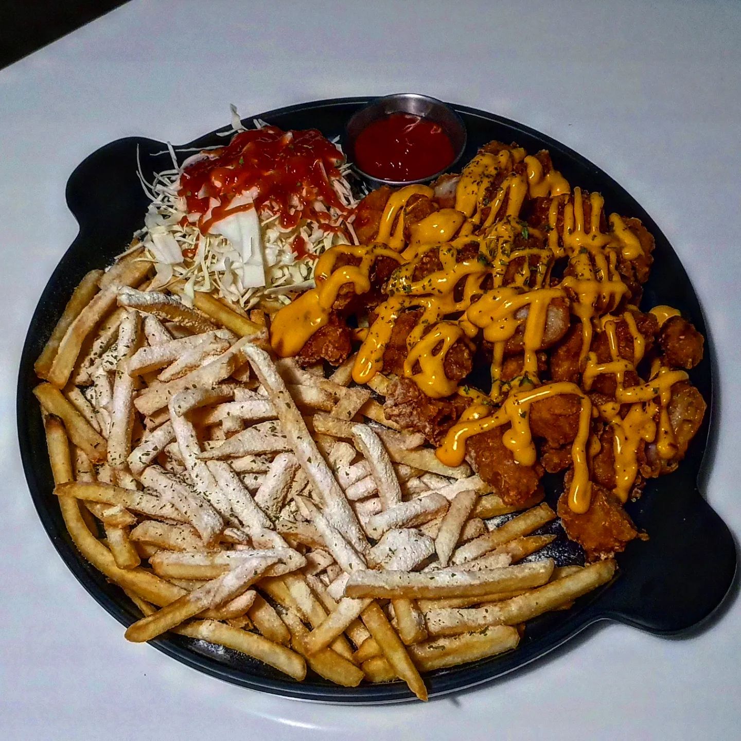 강남 신개념 룸술집 '룸의정석 강남점'에서 맛난 안주도먹고 신나게 놀고왔어요❤️

룸마다 전화기가 있어서 다른방에 전화 걸수도 있고
노래방처럼 룸안에 조명색깔도바뀌고ㅋㅋ

요듬 MZ세대는 이렇게 재밌는 룸술집에서 미팅도 하고 헌팅도 한다고 합니다👍

◽️룸이용비5000원
◽️고추바사삭치킨 21900원
◽️순살닭볶음탕  23900원

바싹잘튀긴 고추바사삭치은 매콤달콤 안주의 정석 그잡채! 같이나온 뿌링클 가루 팡팡  뿌린 감튀가 술을 부릅니다🤩

순살닭볶음탕은 밥은 부르는 국물이라서 밥이나 사리추가 꼭해주시구용 보들보들한 순살이 넘 맛있었습니다❣️

맛있는 안주와 아늑한 개별룸에서 재밌게 놀고싶으신분들 강남 룸의 징석 꼭 가보시길 추천드려요🤟

📍서초동 1308-10 월드 6층
📍매일 18:00-07:00
☎️02-533-5997

#강남헌팅술집 #강남헌팅 #신논현역헌팅 #강남데이트 #강남술집 #강남룸술집 #신논현술집 #신논현룸술집