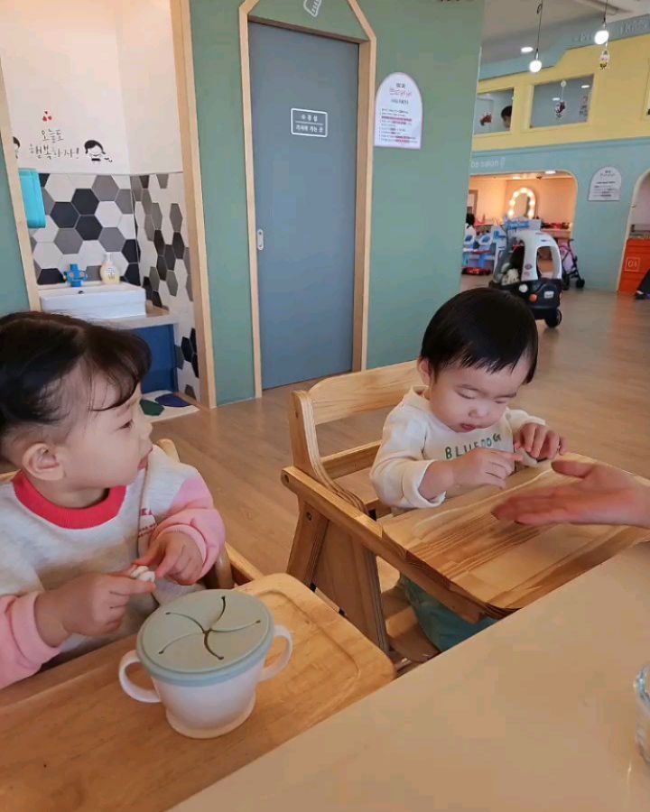 오랜만에 지유친구 연우랑 키카😆😆💛💛
그동안 연우가 계속 감기로 아파서 못 만났다가 
한달만에 드디어 오늘 만났지ㅋㅋㅋ
현정아, 연우야 반가웟으ㅋㅋㅋ 
담에 또 만나🥹🥹🩷🩷👋👋

#16개월아기 #동네친구 #키즈카페 #쁘띠베베 #토요일