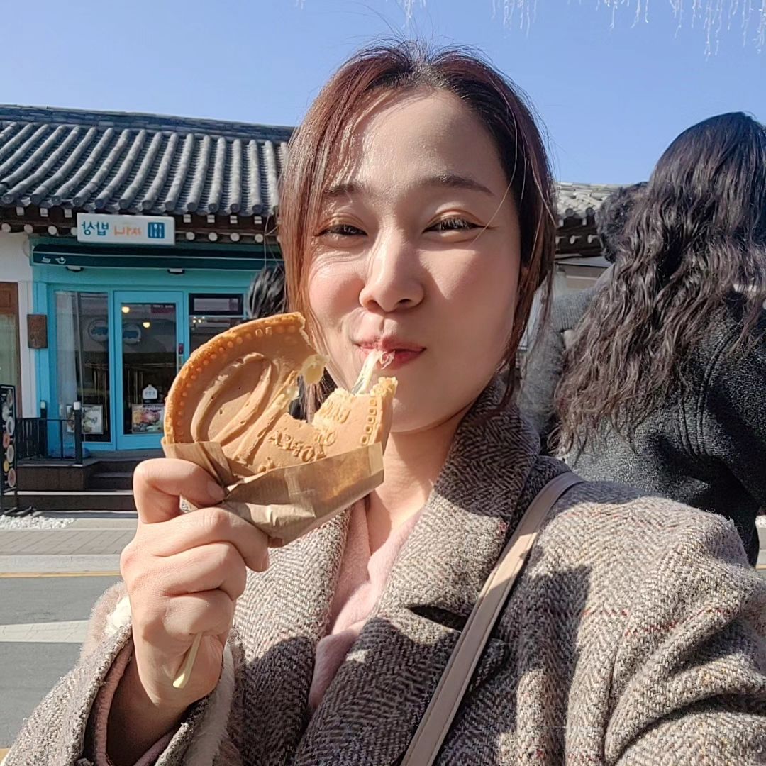 경주 황리단길 나들이🥰🥰
십원빵 먹고 쫀드기 먹고 솜사탕, 탕후루까지
귀여운 소품샵 구경도 하고
우리가족 소소한 행복💛
#경주여행 #황리단길 #십원빵 #황남쫀드기