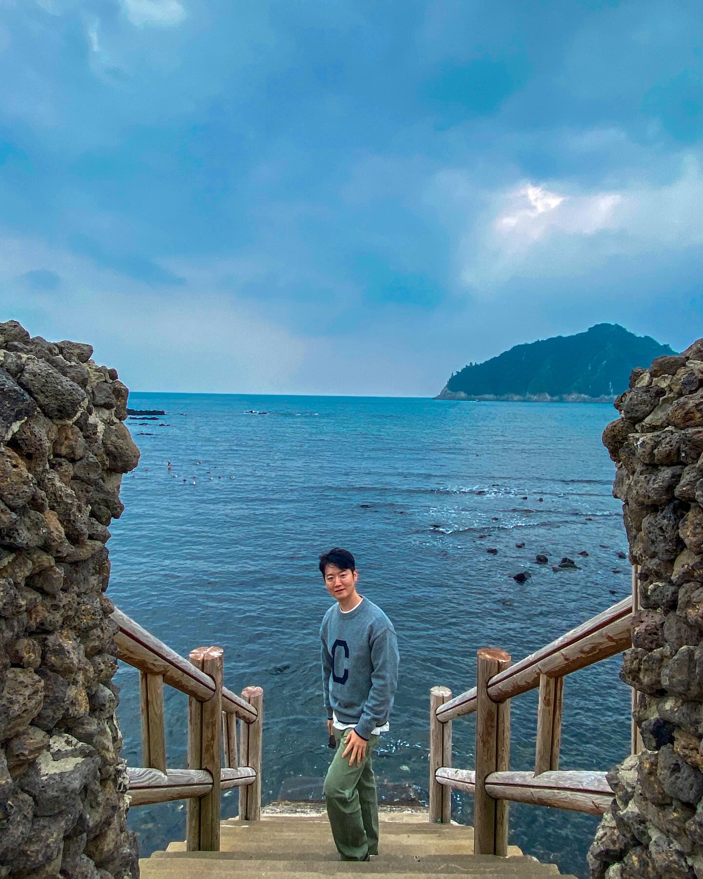 바다로 가는길 
서귀포 보목포구~!! 

이럴때가면 더더더 좋을듯 
🌞해가 쨍쨍하게 비출때 (윤슬최고) 
🌊물이 가득 찼을때 (물이 차야 이쁠거 같아요) 

돌난간도 보이게 찍기 
뒤에 섶섬도 보이에 찍어보기 

보목포구 간다면 한번 찍어 보드라고요~~!! 

#보목포구 #보목항 #제주윤슬 #서귀포사진 #제주여행 #제주폰사진 #ootd #주말순삭 #제주해변