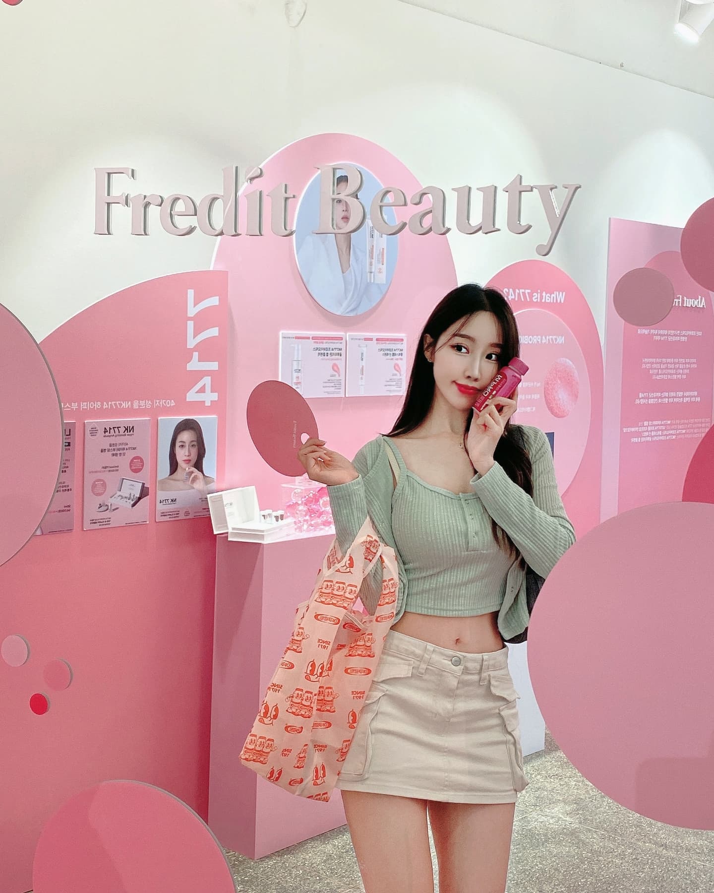 #광고 
프로바이오틱스 전문기업 #hy #한국야쿠르트 
팝업스토어가 성수동에 오픈했어요~! 💝

NK7714 프로바이오틱스 콜레스테롤 선 에센스,
NK7714 프로바이오틱스 글루타치온 젤 클렌저
출시 기념으로 열린 팝업인데요! 
hy의 피부유산균7714 핑크캡슐이 들어있어서 
피부 장벽을 건강하게 지켜주는 제품들이에요. 

선케어와 동시에 피부 장벽 케어까지 된다니 넘나 좋은 것✨️
부드러운 발림성에 촉촉함이 가득 느껴지고 착! 붙으면서 
자연스럽게 톤업이 돼서 데일리 선크림으로 딱이겠더라구요. 

🎁팝업스토어에 방문만 해도 신제품 젤클렌저&선에센스 5ml 샘플키트, 
마이크로바이옴 프로바이오틱스 MPRO 장&면역 + 피부(건강기능식품), 
핑크부채, 야쿠르트 바쿠백 선물을 100% 증정해줘요. 🛍

핑크핑크한 컨셉으로 디자인된 예쁜 포토존이 있어서 인생샷 남기기에도 굿! 
100% 당첨 SNS 방문 인증샷 럭키드로우 이벤트도 진행 중인데 
선물로 NK7714선에센스 본품, NK7714젤클렌저 본품, 엣지유 네일팁, 
슬림핏 다이어트젤리, 야쿠르트 샤워필터 등을 증정해줘요.
저는 엣지유 네일팁을 선물로 받았어요~! 💛

현장에서는 30~50% 제품 할인 행사도 
하고 있으니 다들 방문해보세요! 

💕프레딧 뷰티 2차 팝업스토어 in 성수💕
* 장소 : 서울 성동구 연무장길 17 1층 (성수역 메인스트리트)
* 일정 : 09.06(금)-09.08(일)
* 시간 : 11:00~20:00(매일)

#강소라크림 #강소라클렌저 #프레딧뷰티 #프레딧뷰티신상 #핑크캡슐 #프레딧뷰티팝업 #nk7714 #nk7714선에센스 #nk7714젤클렌저#팝업스토어 #서울팝업 #성수팝업 #뷰티팝업 #화장품팝업 #성수팝업스토어 #선크림 #클렌저 #앰플 #크림
hy.fredit_official