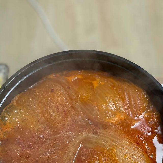 ca_kong on Instagram: "#광고 🍲 꼭이밥상 통 돼지고기 김치찜 🐽 통돼지고기와 숙성묵은지의 조합! 🔥 해동후 끓이기만 하면 완성되는 초간단 간편식 김치찜으로, 냉동실에 쟁여두었다가 맛있